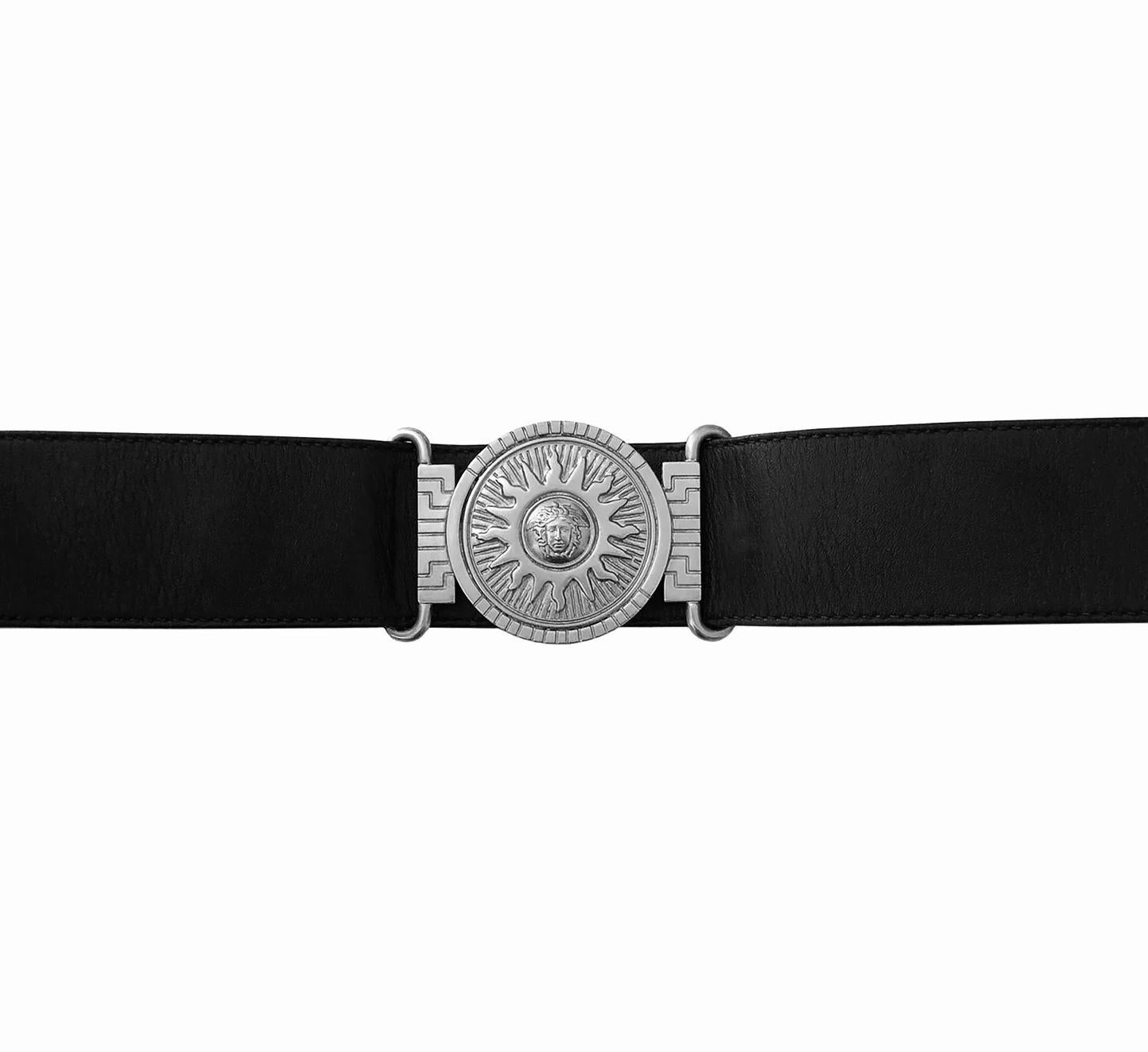Gianni Versace Belt - 1990s Vintage - Silver Medusa Head Disc - Black Leather  In Excellent Condition For Sale In KENT, GB