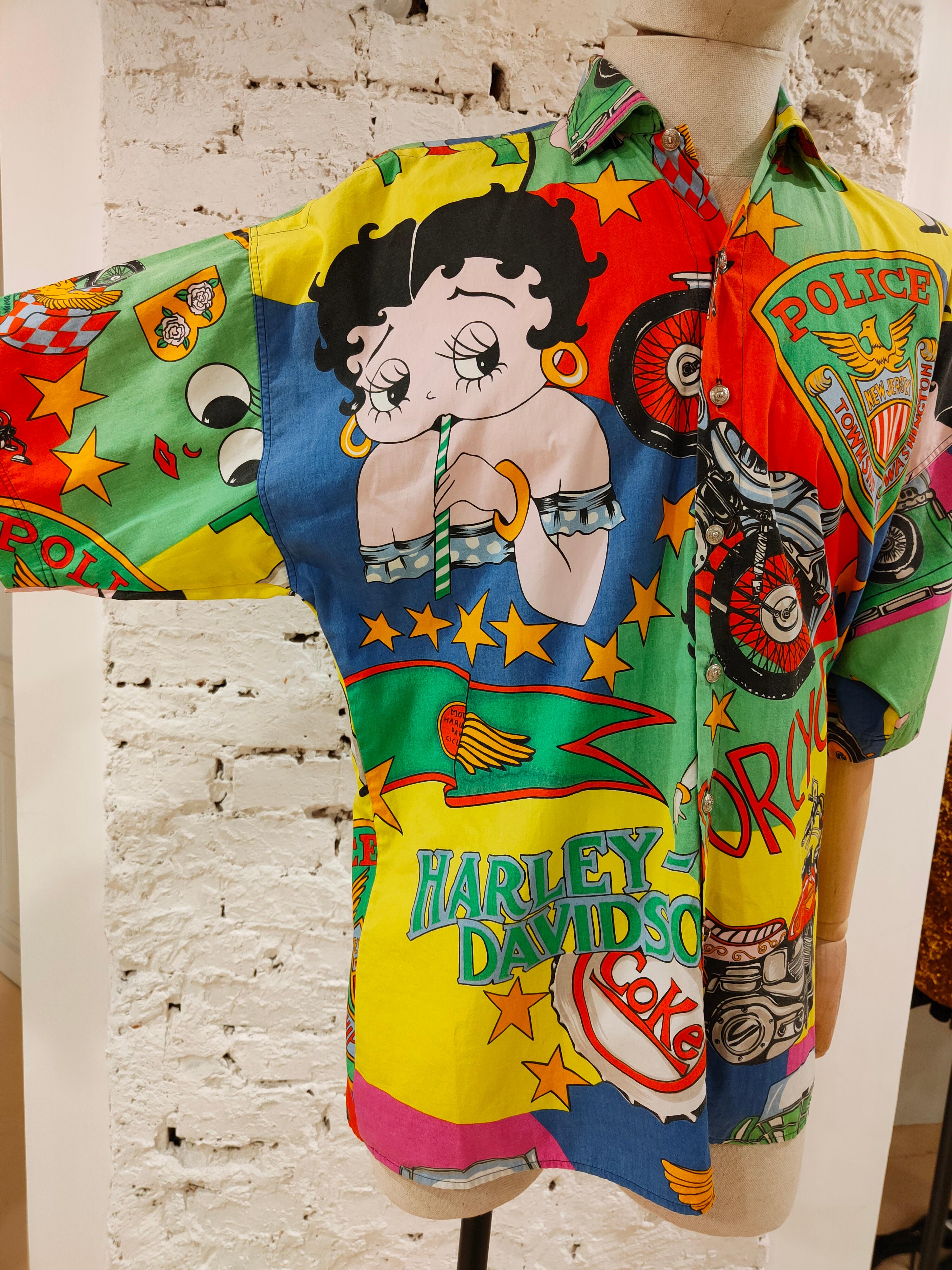 Gianni Versace Camisa estampada Betty Boop Harley
Camisa Versace icónica y rara de algodón
Totalmente made in italy
Talla L 