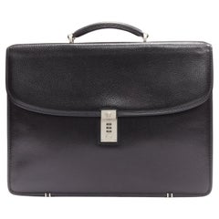 Gianni Versace Borsa portadocumenti con lucchetto Medusa in pelle martellata nera.