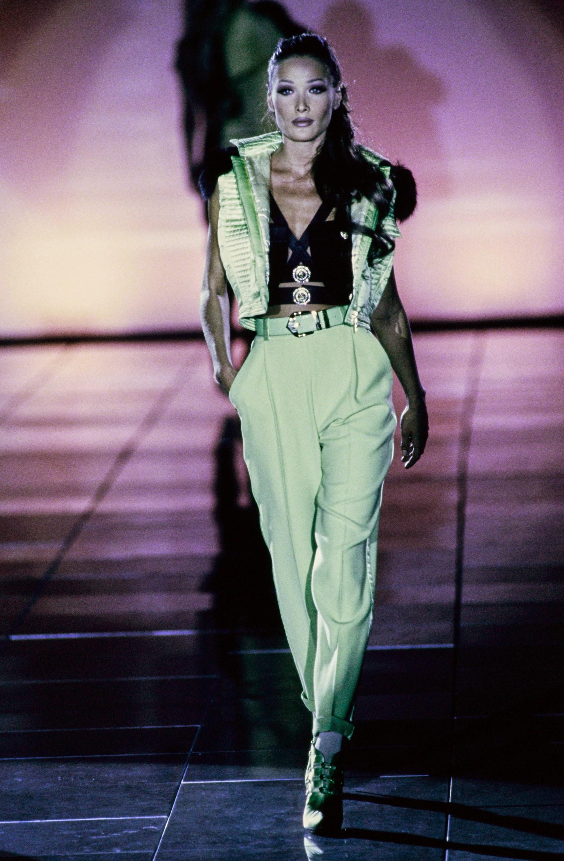 Gianni Versace schwarz-goldene Medusa-Weste aus Leder, fw 1992 im Angebot 4