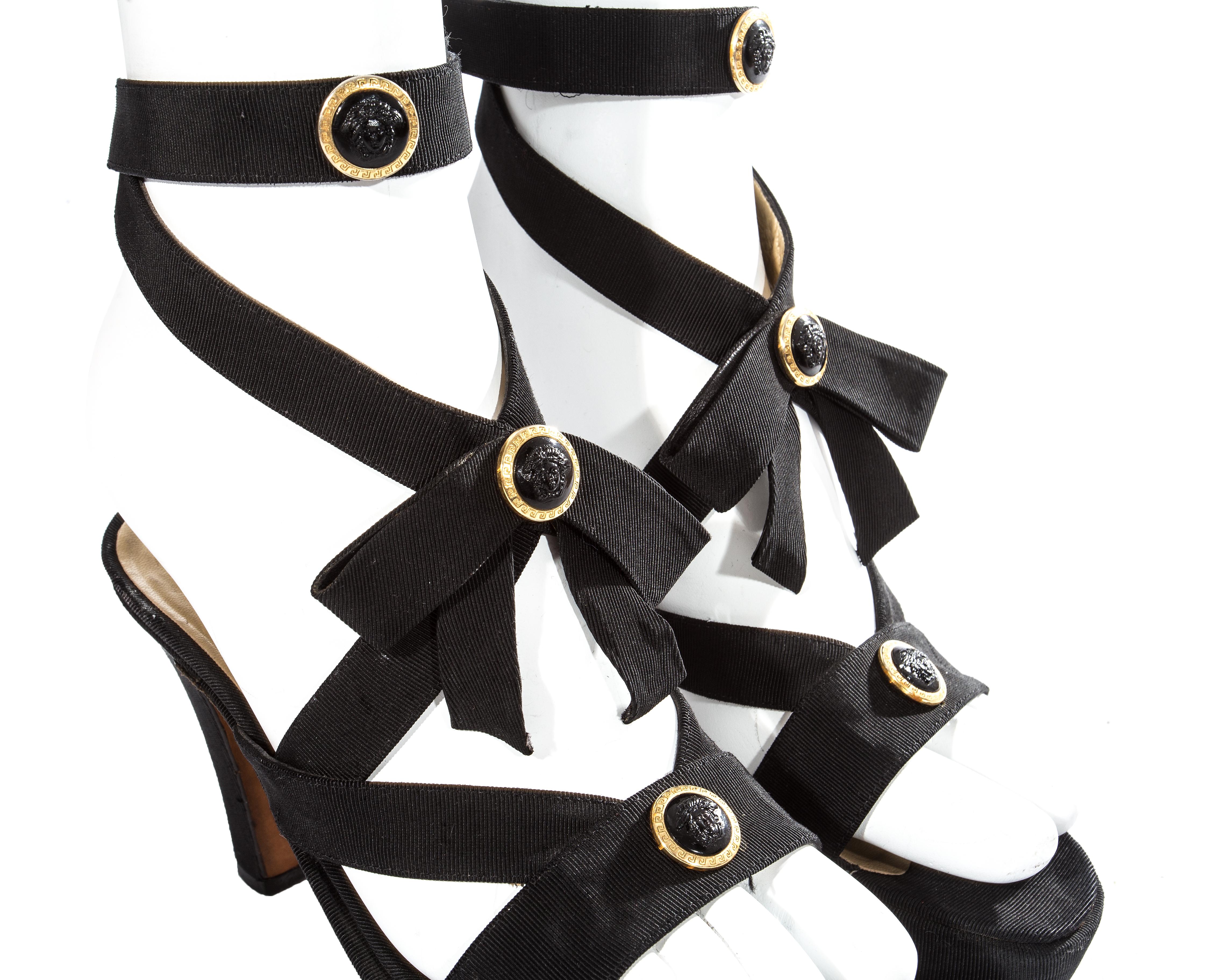 Sandales compensées en soie Méduse noire et dorée Gianni Versace, S/S 1993 Pour femmes en vente