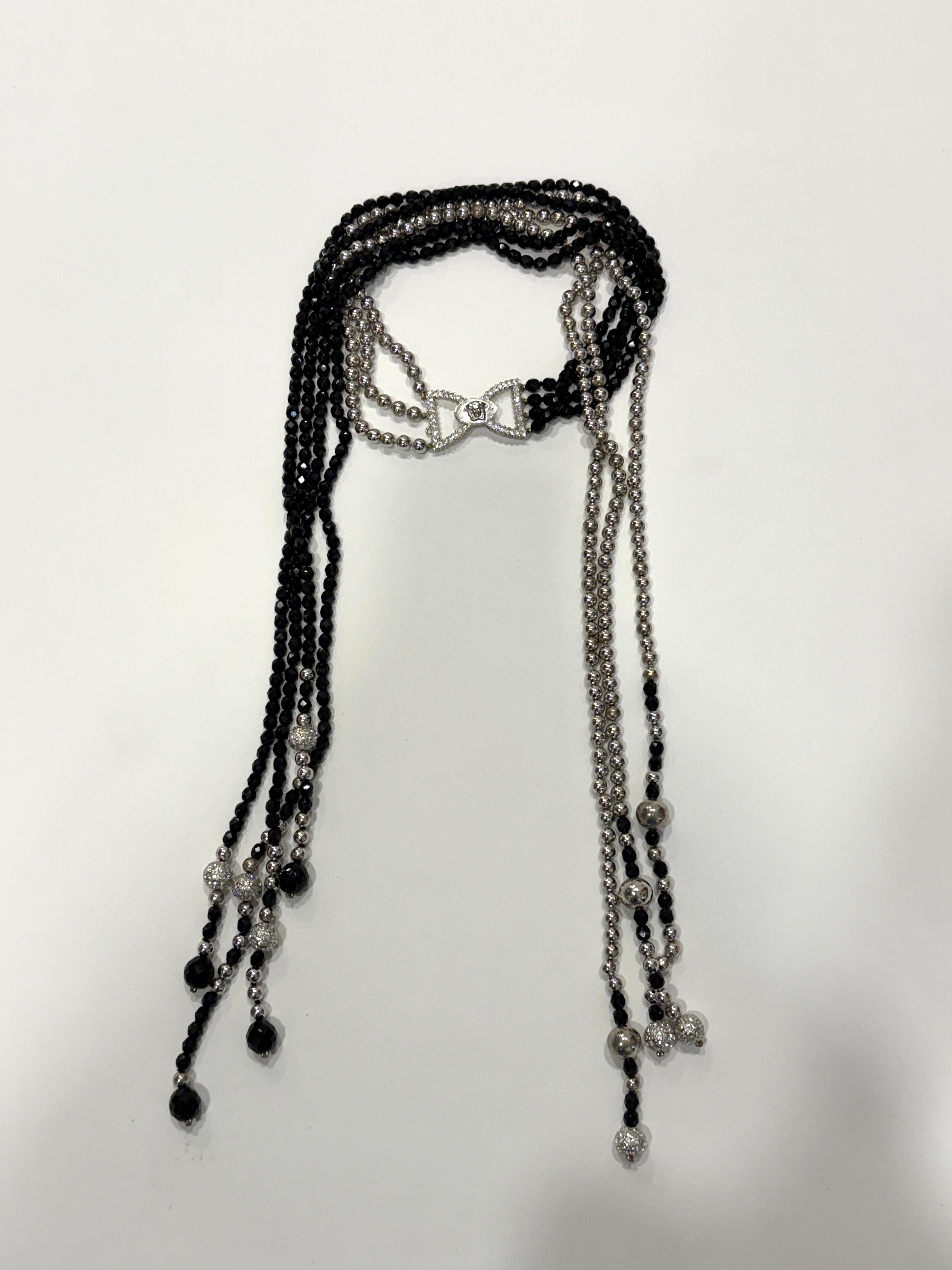 Questo squisito girocollo con perline nere e argento di Gianni Versace è un vero e proprio pezzo forte, che fonde perfettamente lusso e audace raffinatezza. Realizzato con un'attenzione meticolosa ai dettagli, questo splendido girocollo presenta un