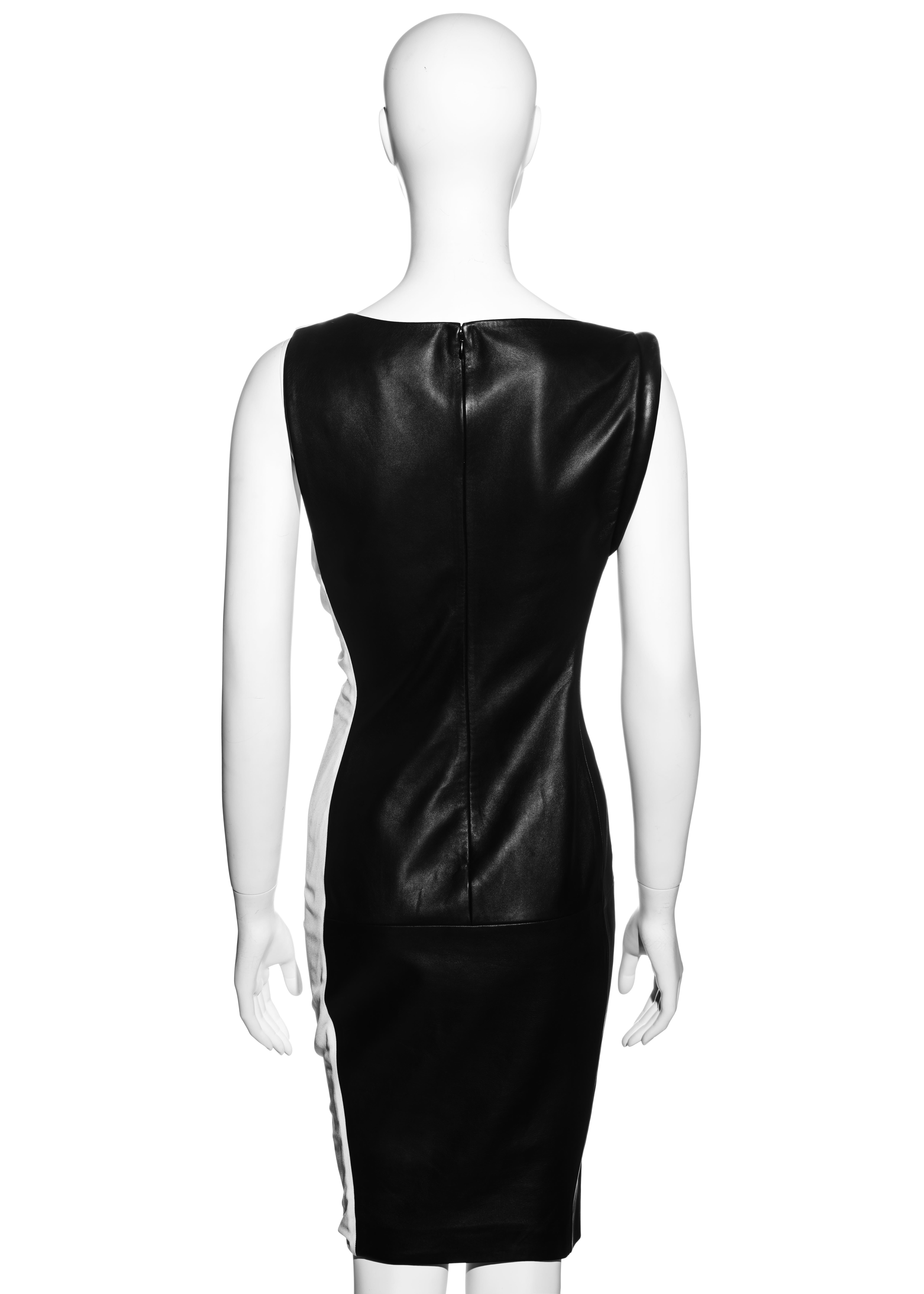 Gianni Versace vestido de noche de cuero y rayón blanco y negro, fw 1997 en venta 5