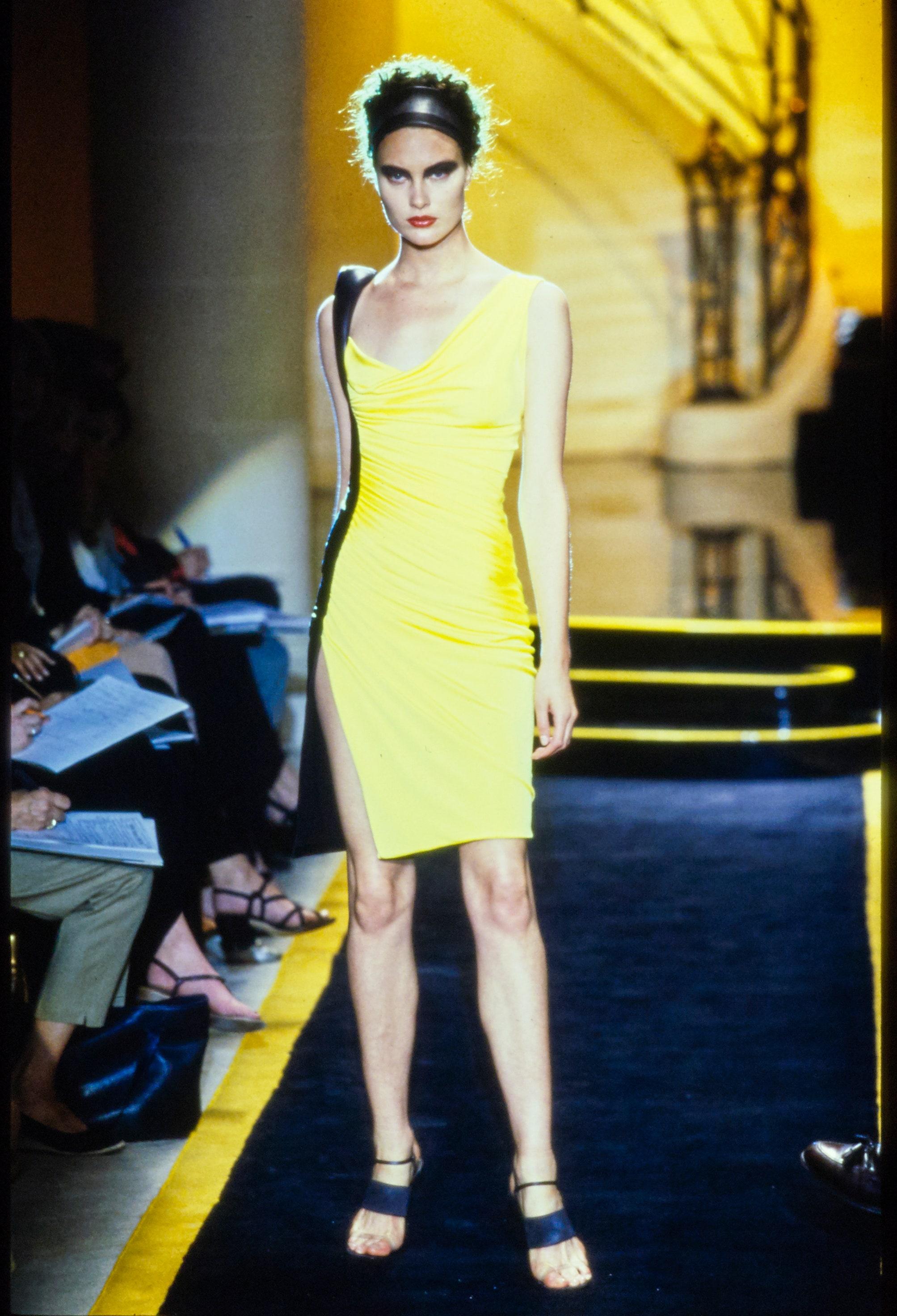 De las mujeres Gianni Versace vestido de noche de cuero y rayón blanco y negro, fw 1997 en venta