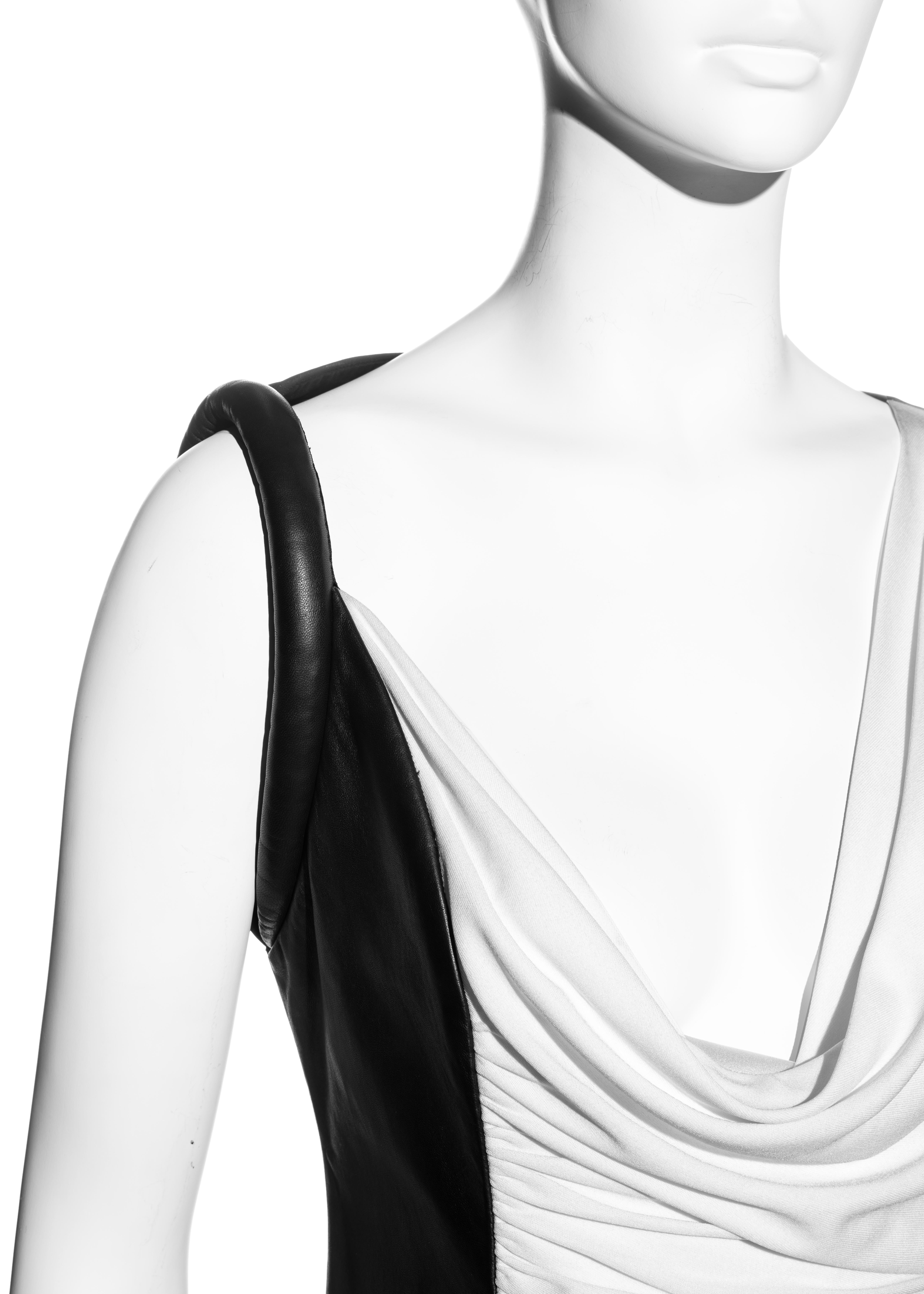 Gianni Versace vestido de noche de cuero y rayón blanco y negro, fw 1997 en venta 1