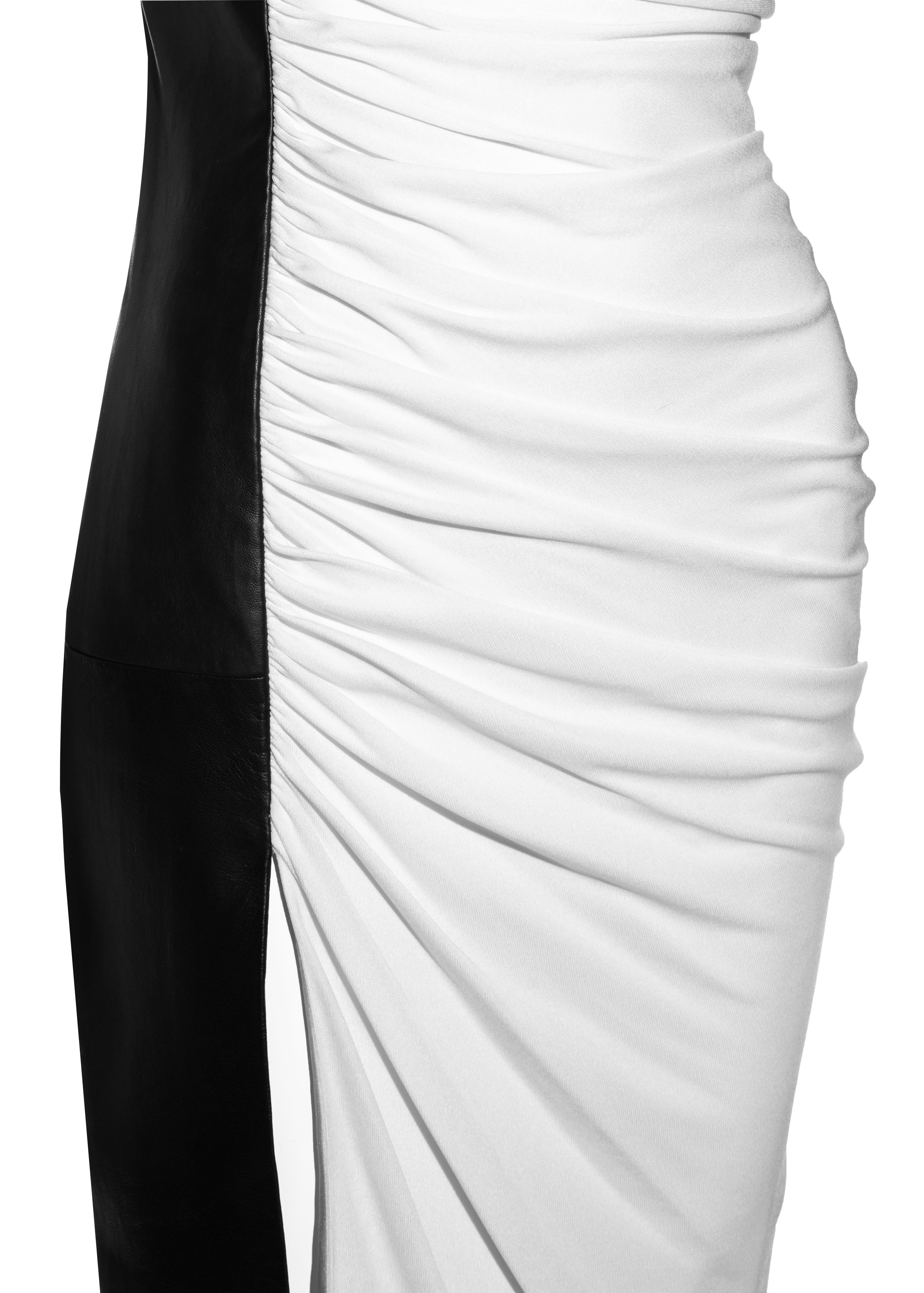 Gianni Versace vestido de noche de cuero y rayón blanco y negro, fw 1997 en venta 2