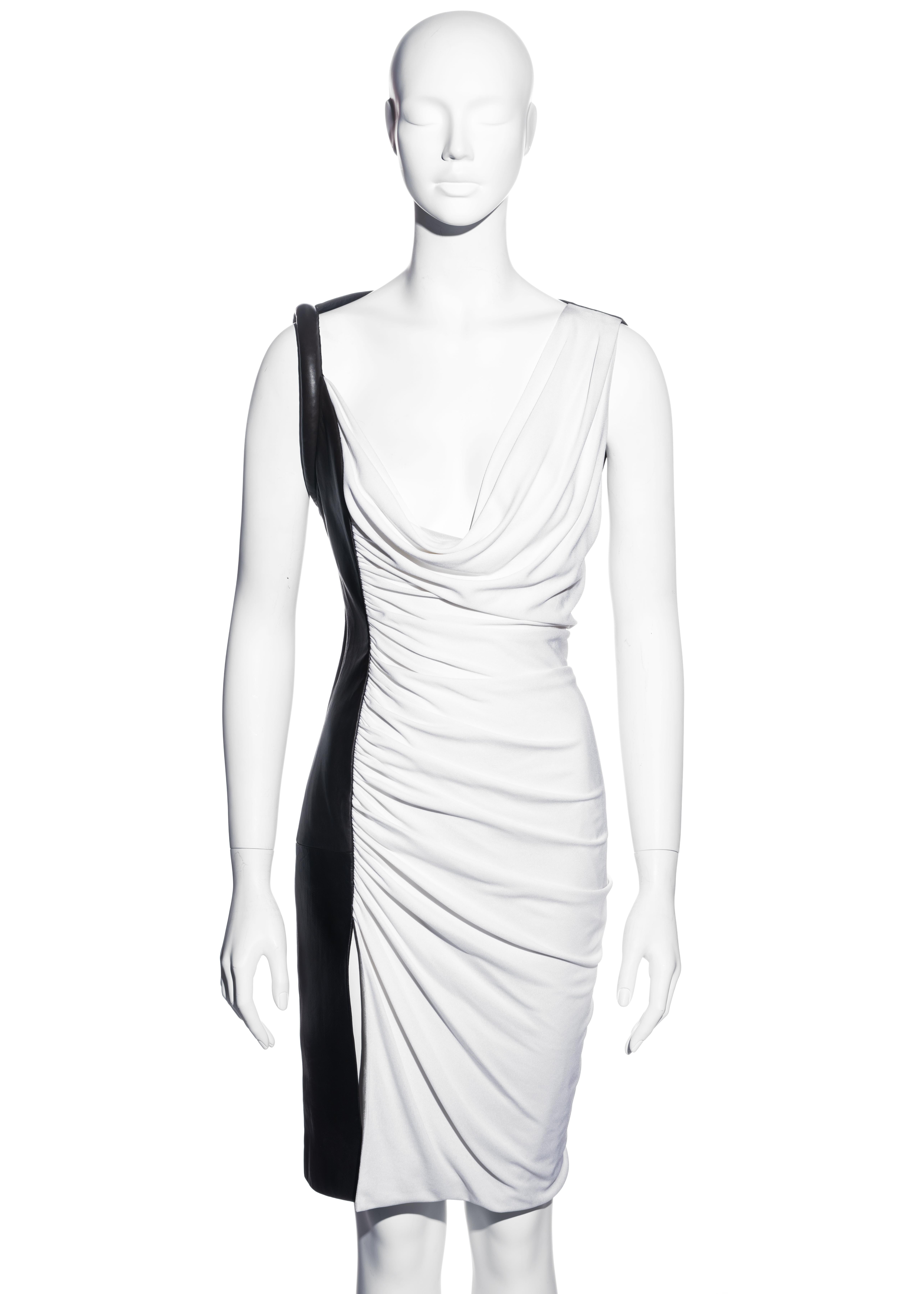 Gianni Versace vestido de noche de cuero y rayón blanco y negro, fw 1997 en venta 3