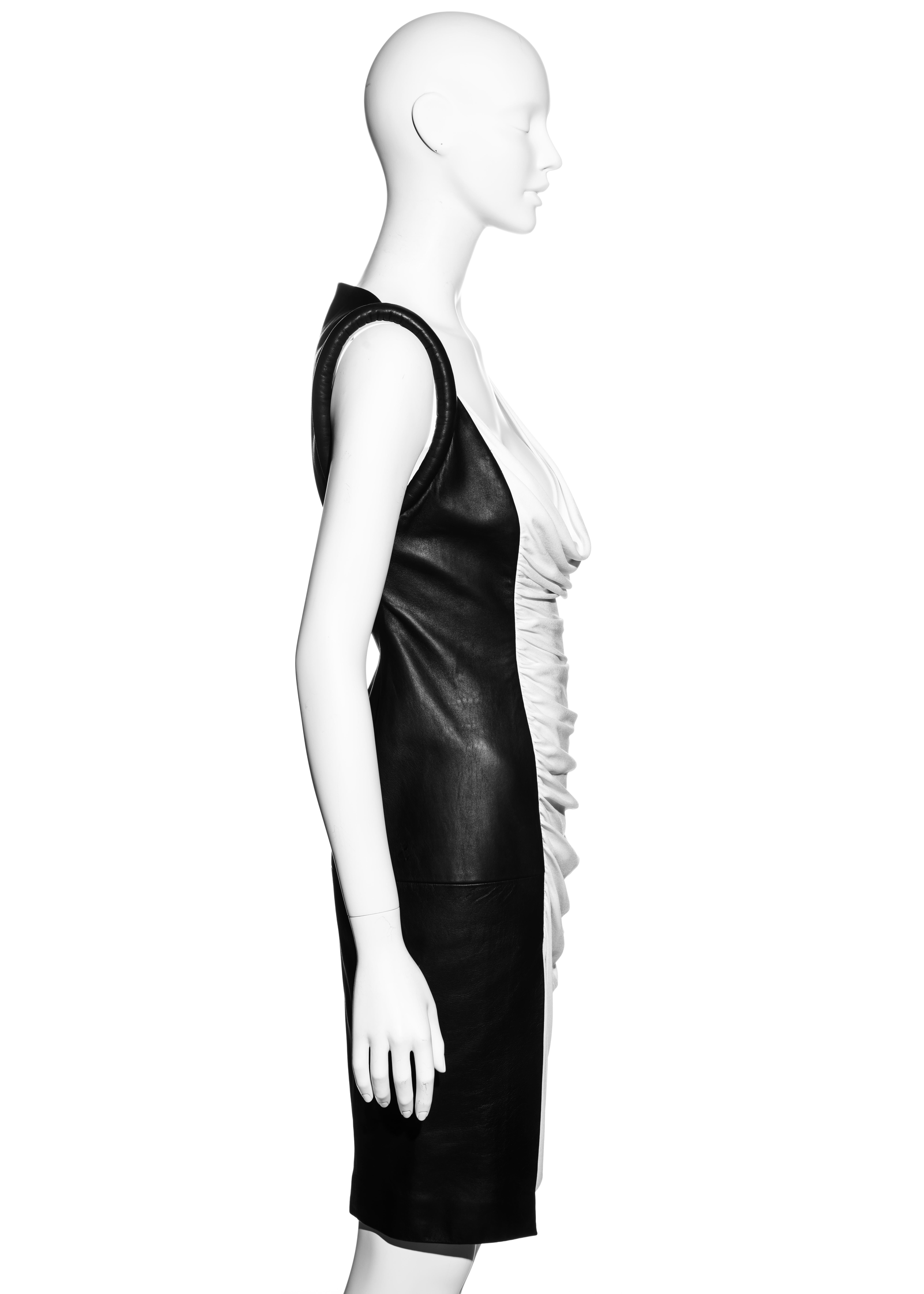 Gianni Versace vestido de noche de cuero y rayón blanco y negro, fw 1997 en venta 4