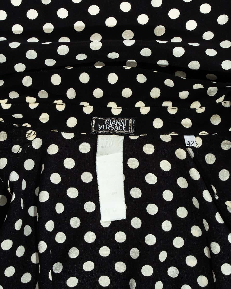 Robe chemise à volants en soie à pois noirs et blancs de Gianni Versace, P/E 1993 en vente 5