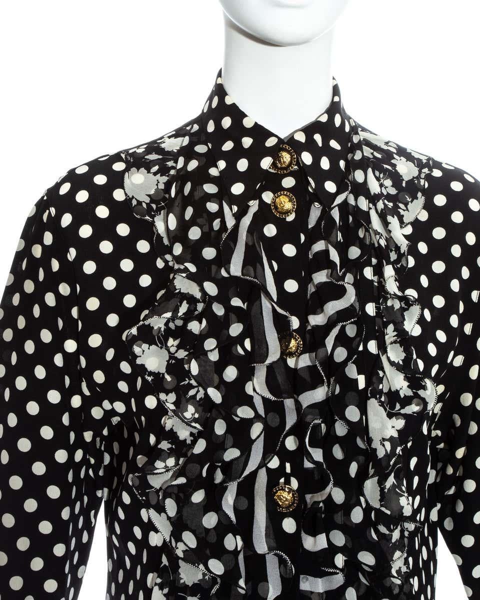 Robe chemise à volants en soie à pois noirs et blancs de Gianni Versace, P/E 1993 Pour femmes en vente