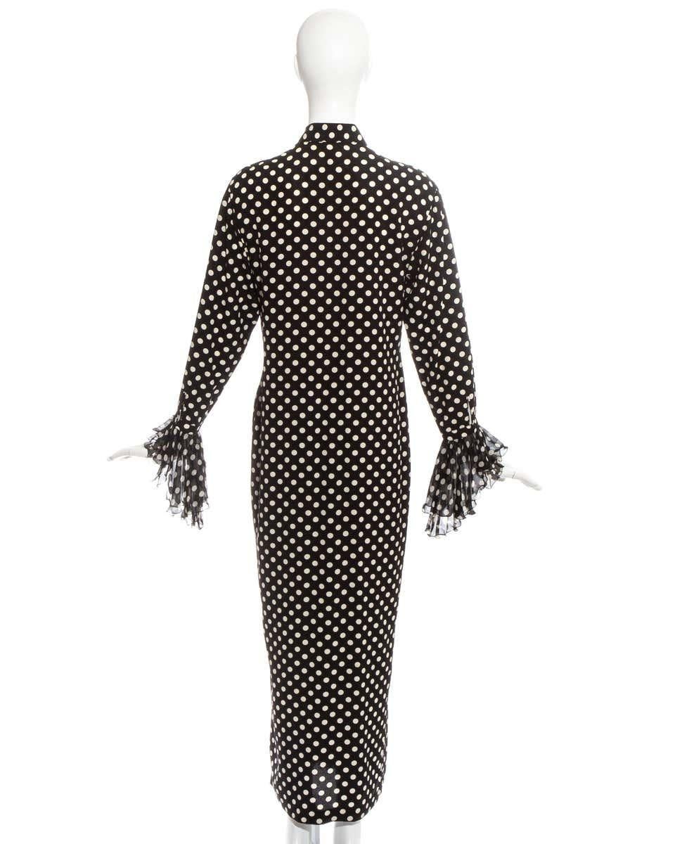 Robe chemise à volants en soie à pois noirs et blancs de Gianni Versace, P/E 1993 en vente 4