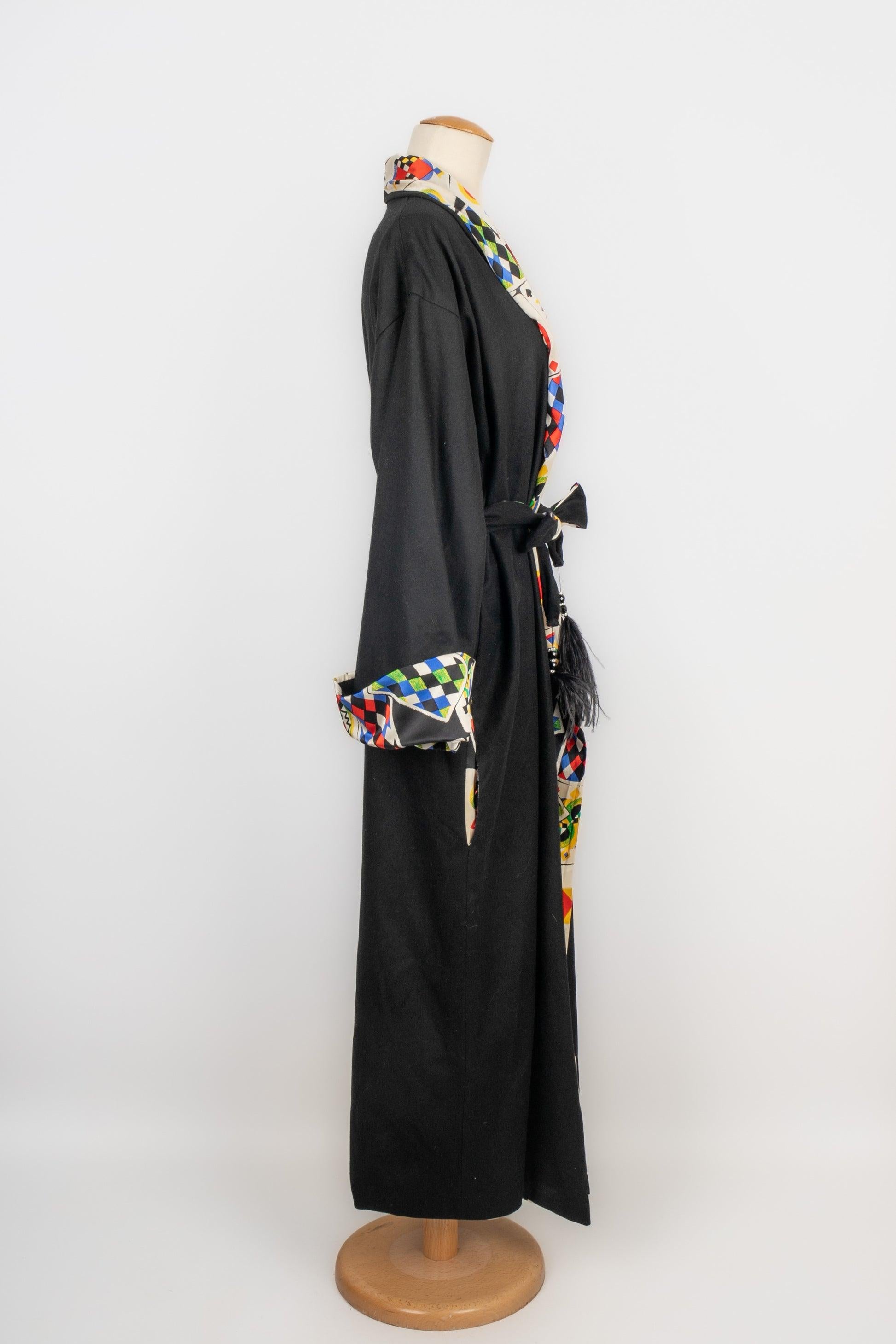 Versace - (Made in Italy) Robe aus schwarzer Wollmischung mit Seidenfutter, bedruckt mit dem Muster 