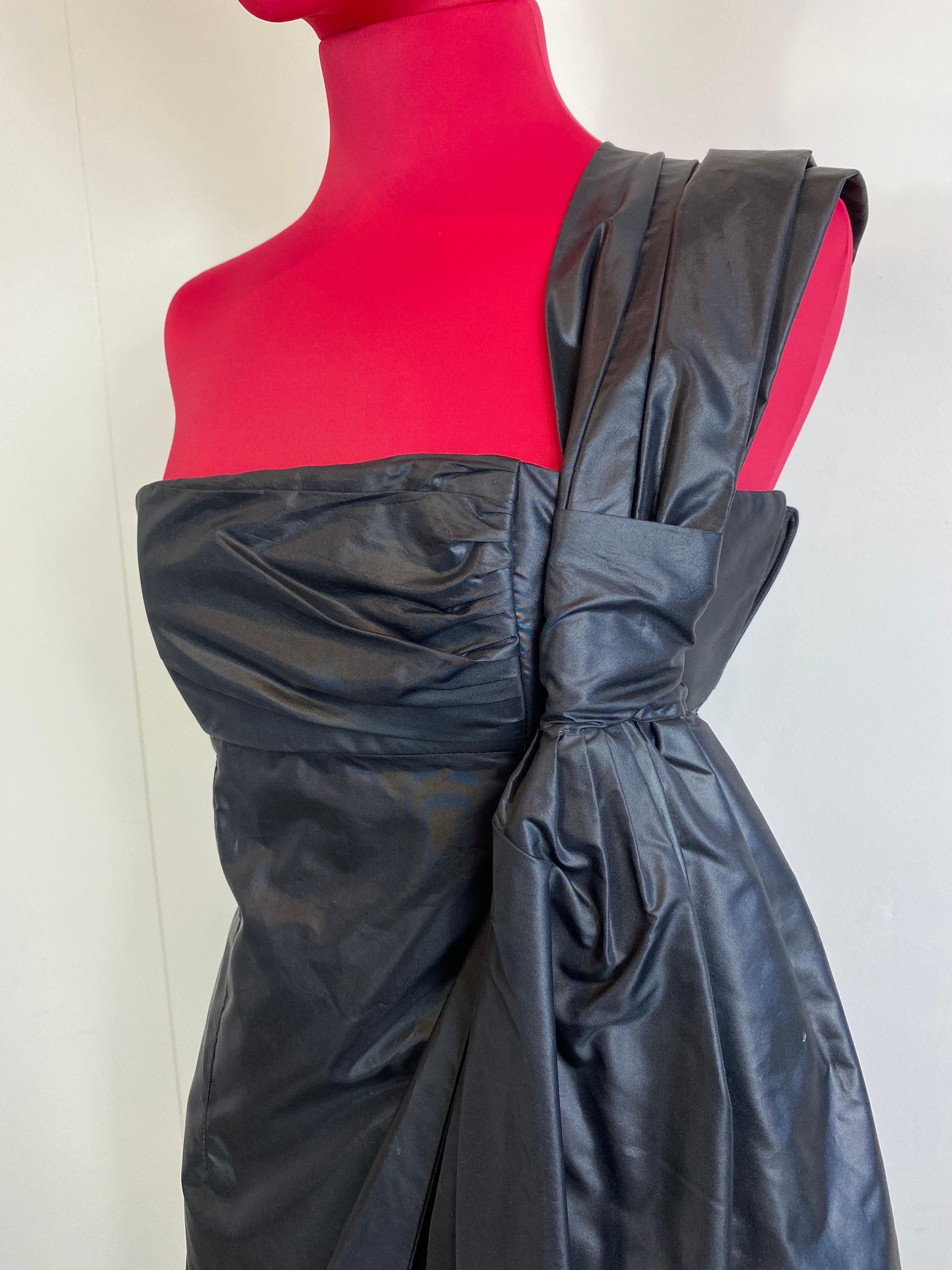Vintage Gianni Versace Kleid aus 100% schwarzer Seide. 
Einschultrig, mit Schleife. 
In perfektem Zustand. 
Größe S 
Brustumfang 39 cm
Taille 38 cm
Länge des Kleides 92 cm