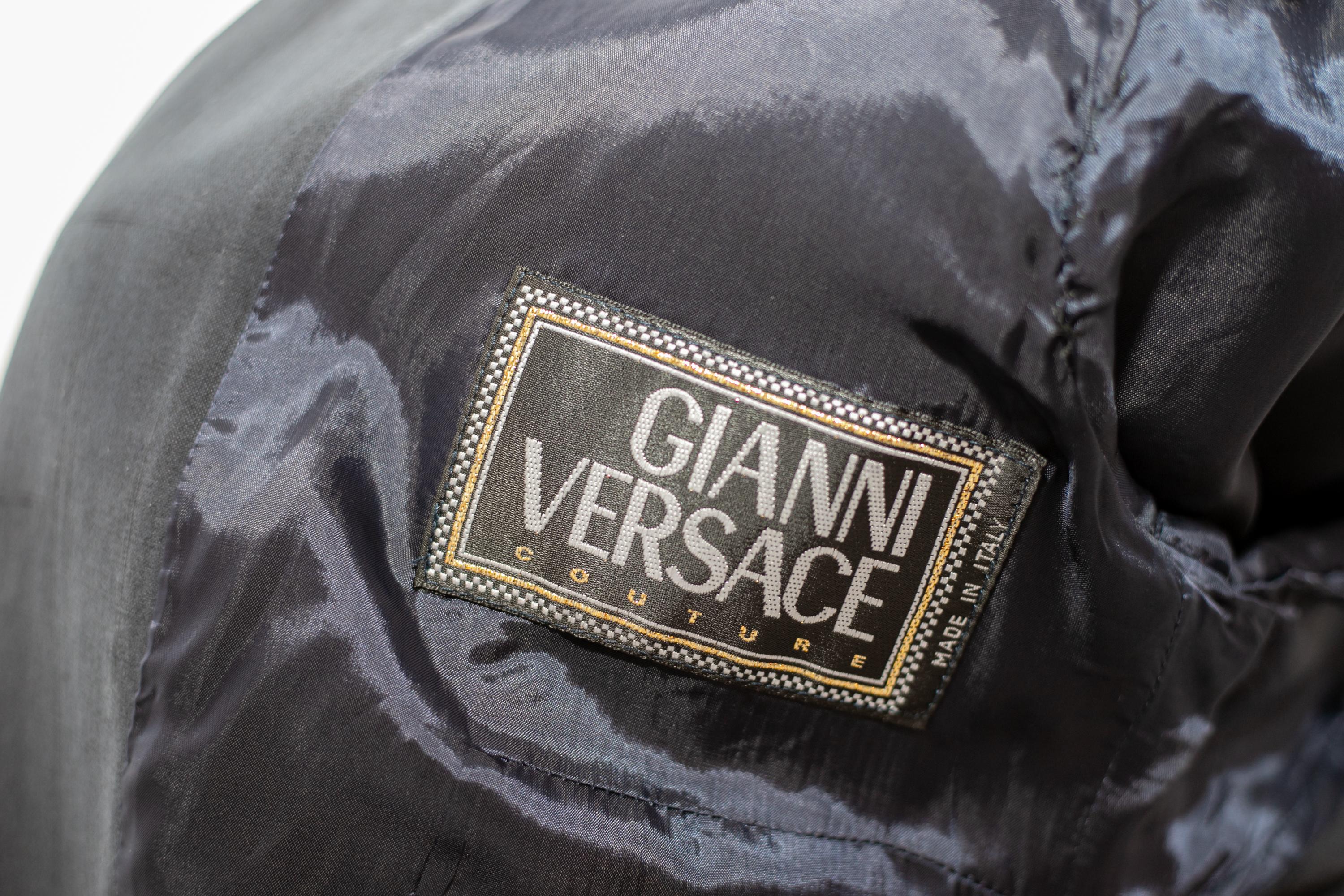 Rare veste noire conçue par le grand Gianni Versace dans les années 1980, fabriquée en Italie. Étiquette originale à l'intérieur.
La jaquette a des lignes très douces mais directes.
La veste tombe délicatement sur vous et est entièrement réalisée en