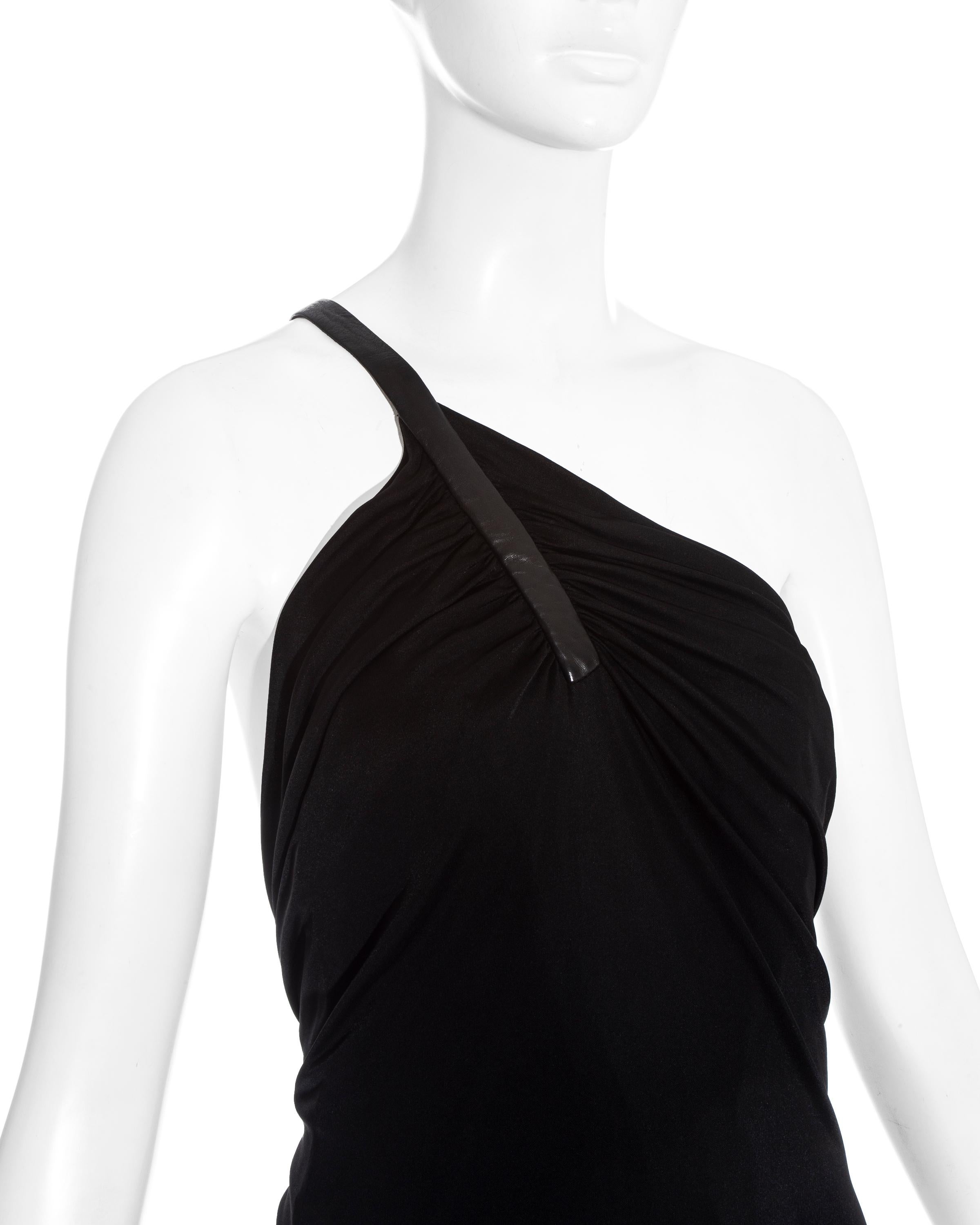 Gianni Versace vestido de noche negro con tirante de piel ss 2001 en venta 2