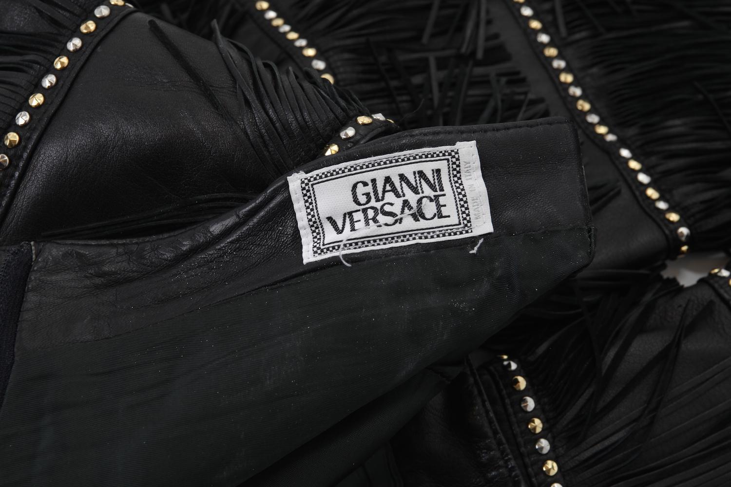 Pantalon en cuir noir à franges Gianni Versace,  Automne/Hiver 1992. en vente 1