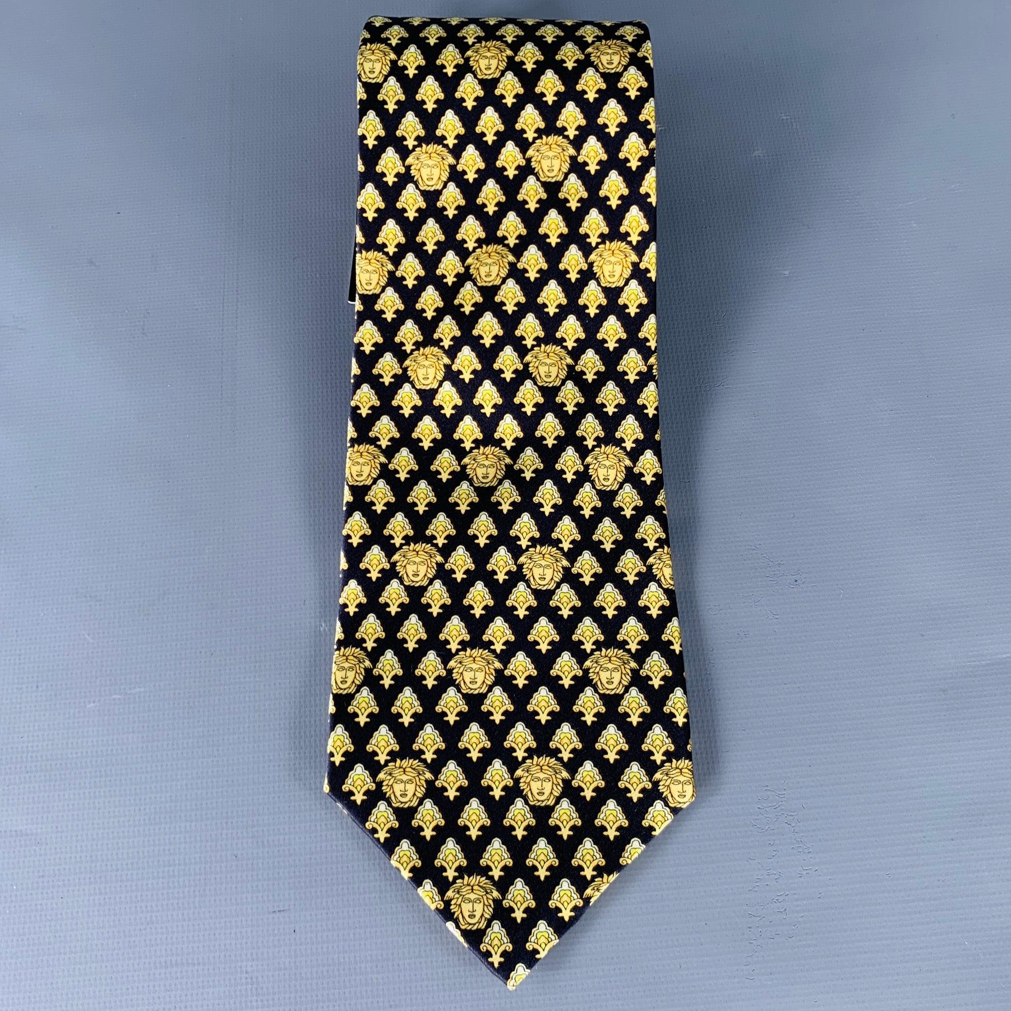 GIANNI VERSACE
necktie a black and gold silk fabric featuring iconic Medusa heads print. Made in Italy.Very Good Pre-Owned Condition. 

Measurements: 
  Width: 3.5 inches Length: 58 inches 
  
  
 
Sui Generis Reference: 130905
Category: Tie
More