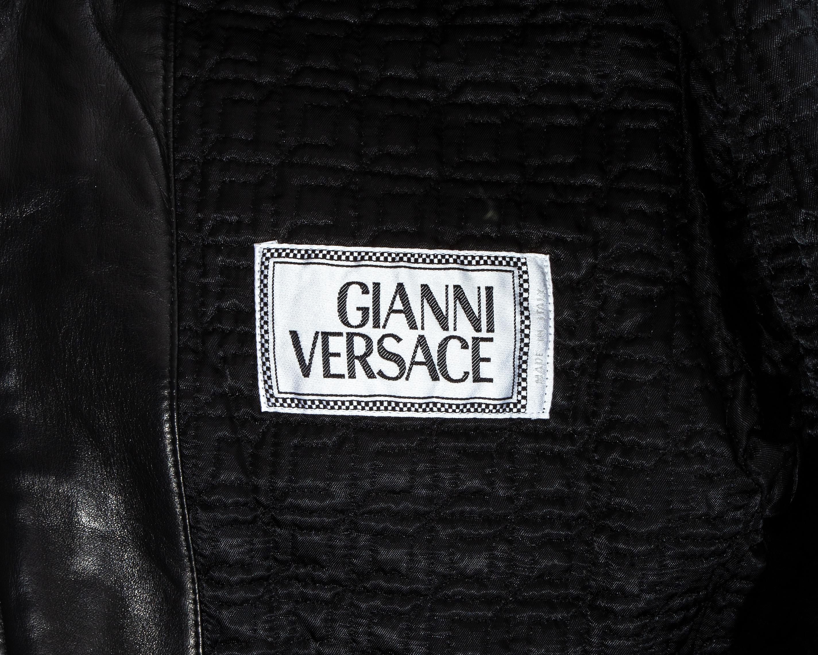 Gianni Versace, blouson bombardier en cuir noir avec boucles de bondage, fw 1992 en vente 6