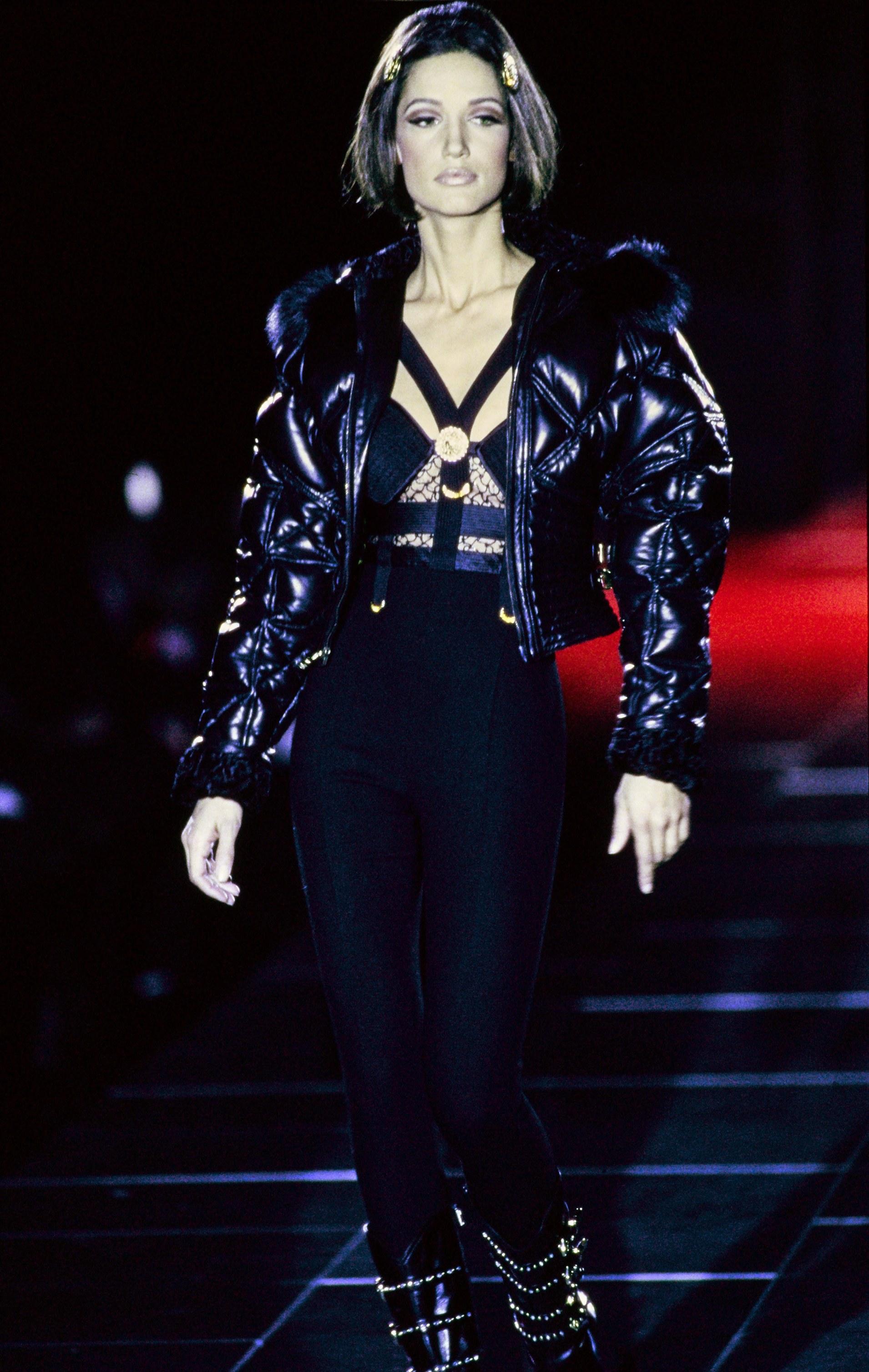 Gianni Versace, blouson bombardier en cuir noir avec boucles de bondage, fw 1992 en vente 1