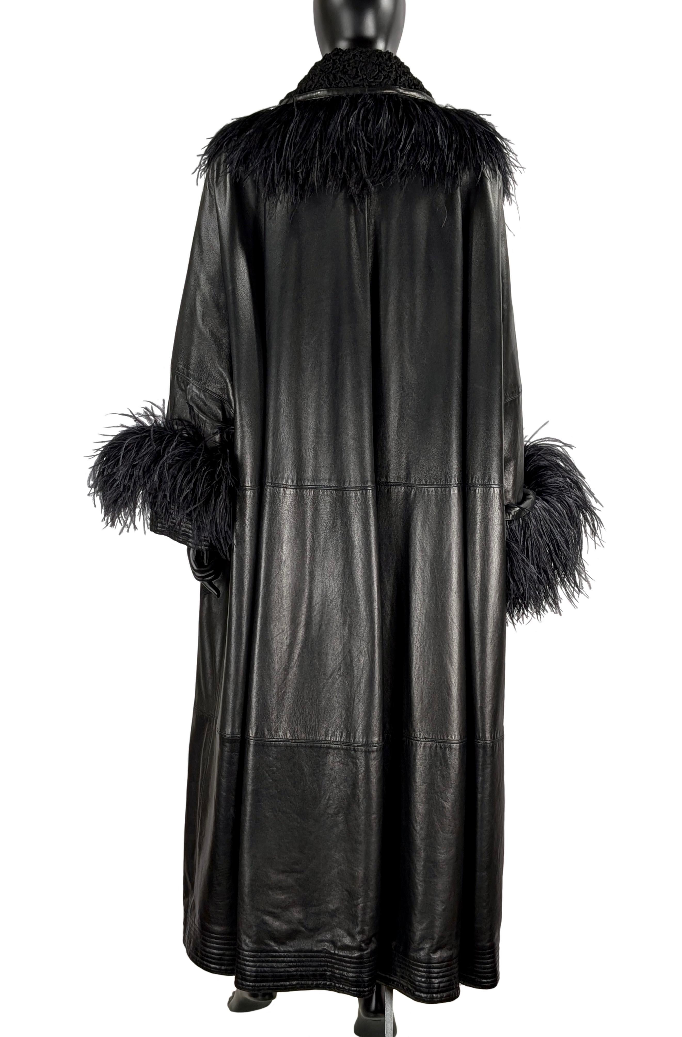 GIANNI VERSACE black leather coat with ostrich feathers In Excellent Condition For Sale In Rubiera, RE