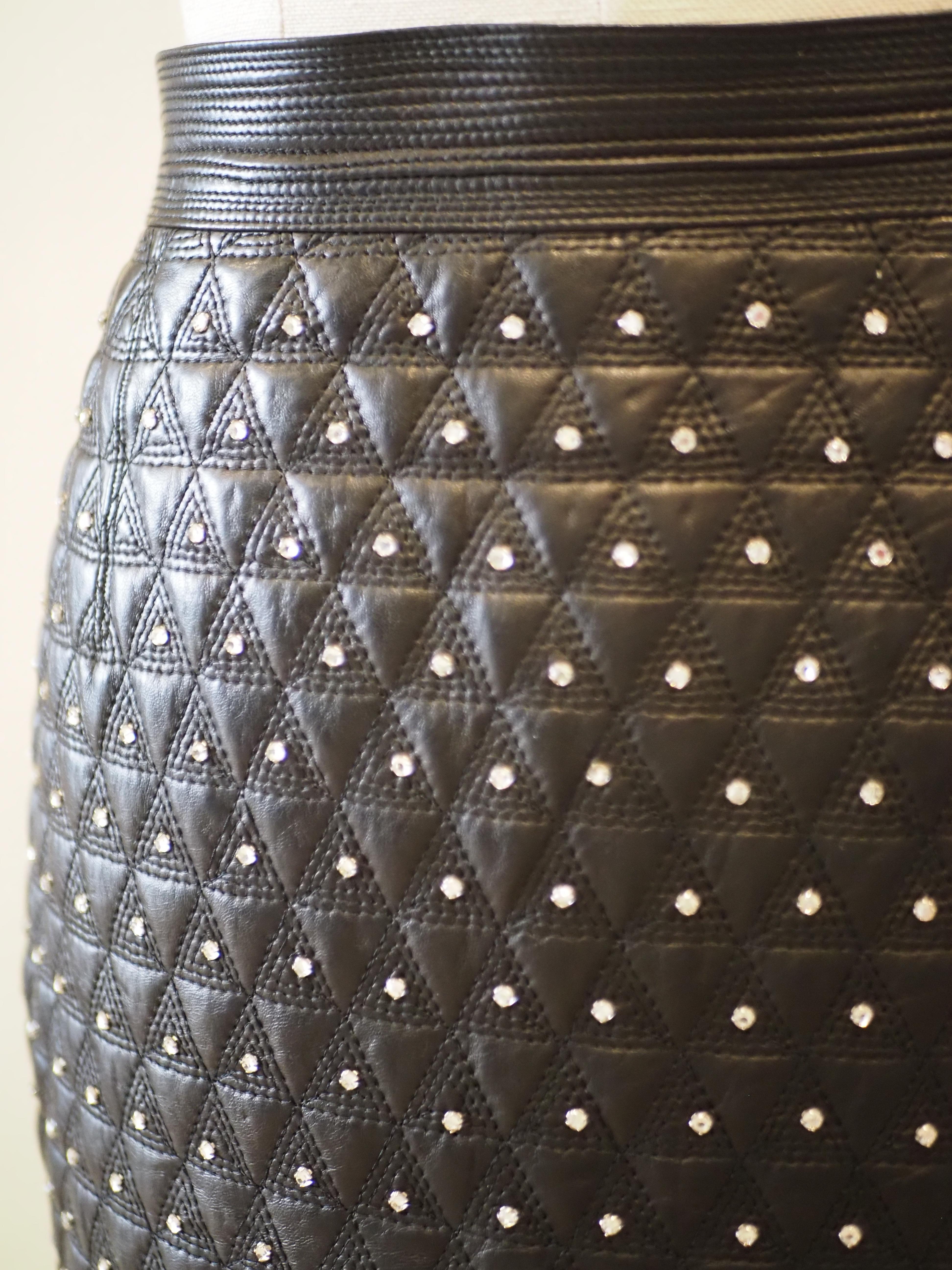 Gianni Versace black leather crystal stones skirt
totally made in italy in size S
Measurements:
68 waist *50 lenght cm
