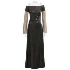 Gianni Versace, robe du soir en cuir noir avec manches en cotte de mailles, fw 1998