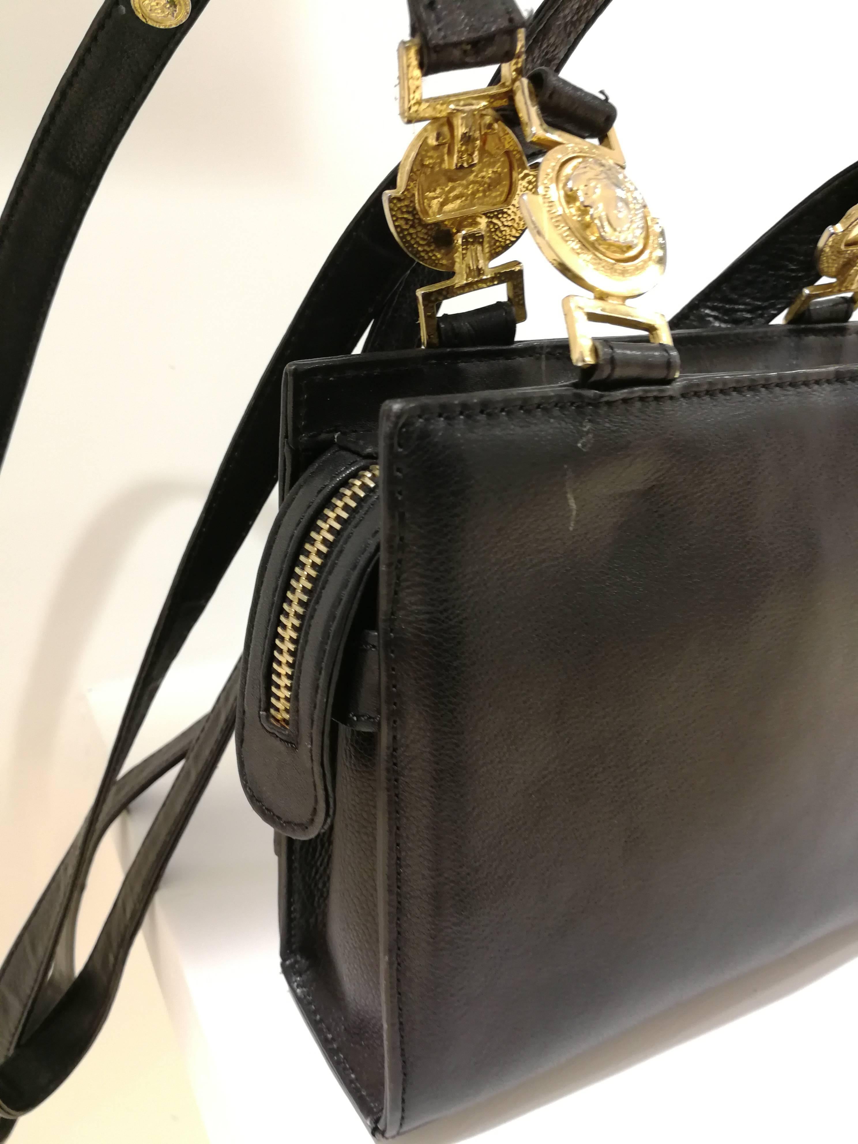 Gianni Versace black leather gold studs Shoulder Bag

Medusa logo

Measurements :14 cm * 18 cm 
depht 6 cm
