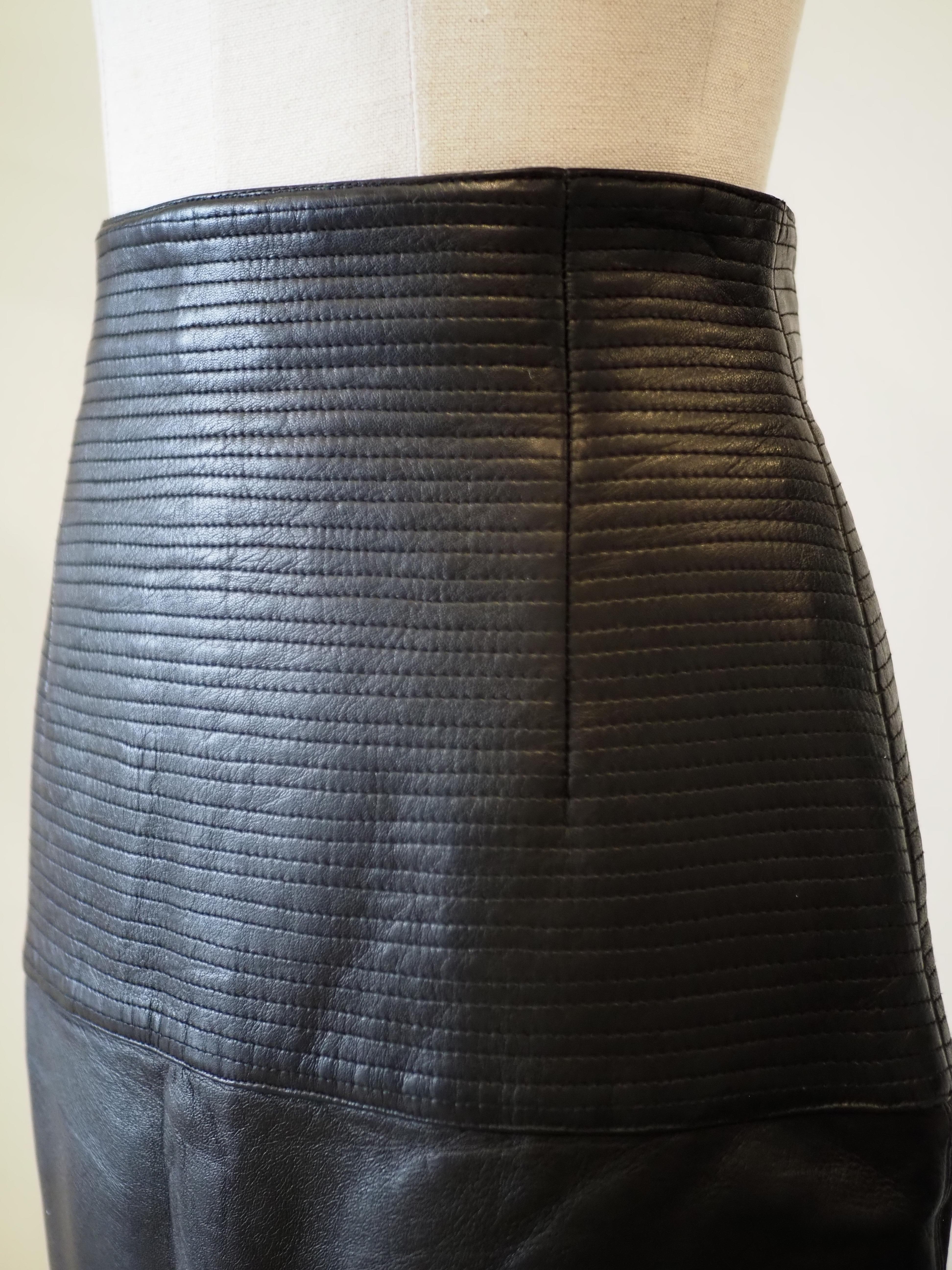 Gianni Versace Schwarzer Lederrock im Angebot 6