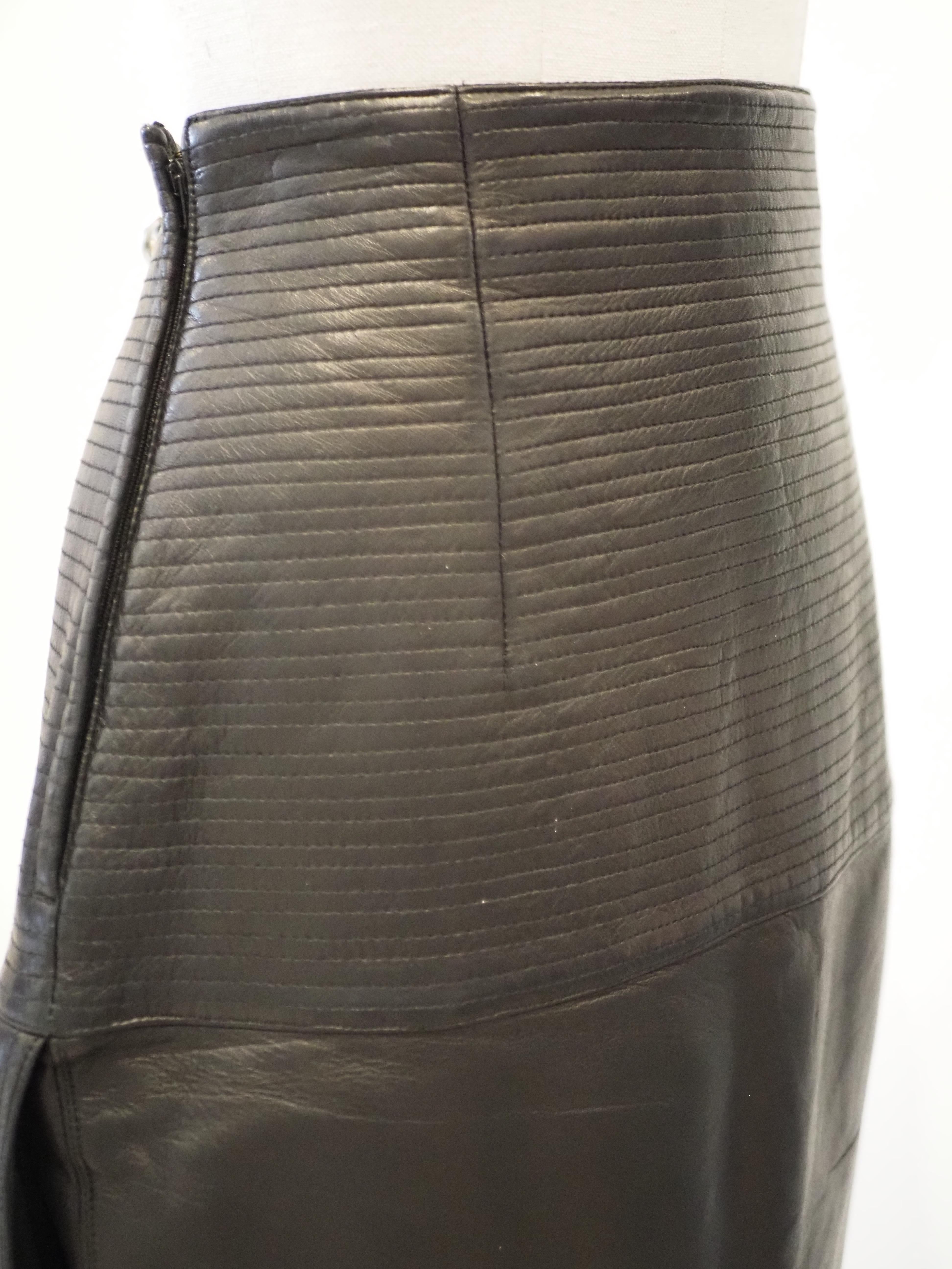 Gianni Versace Schwarzer Lederrock im Angebot 1
