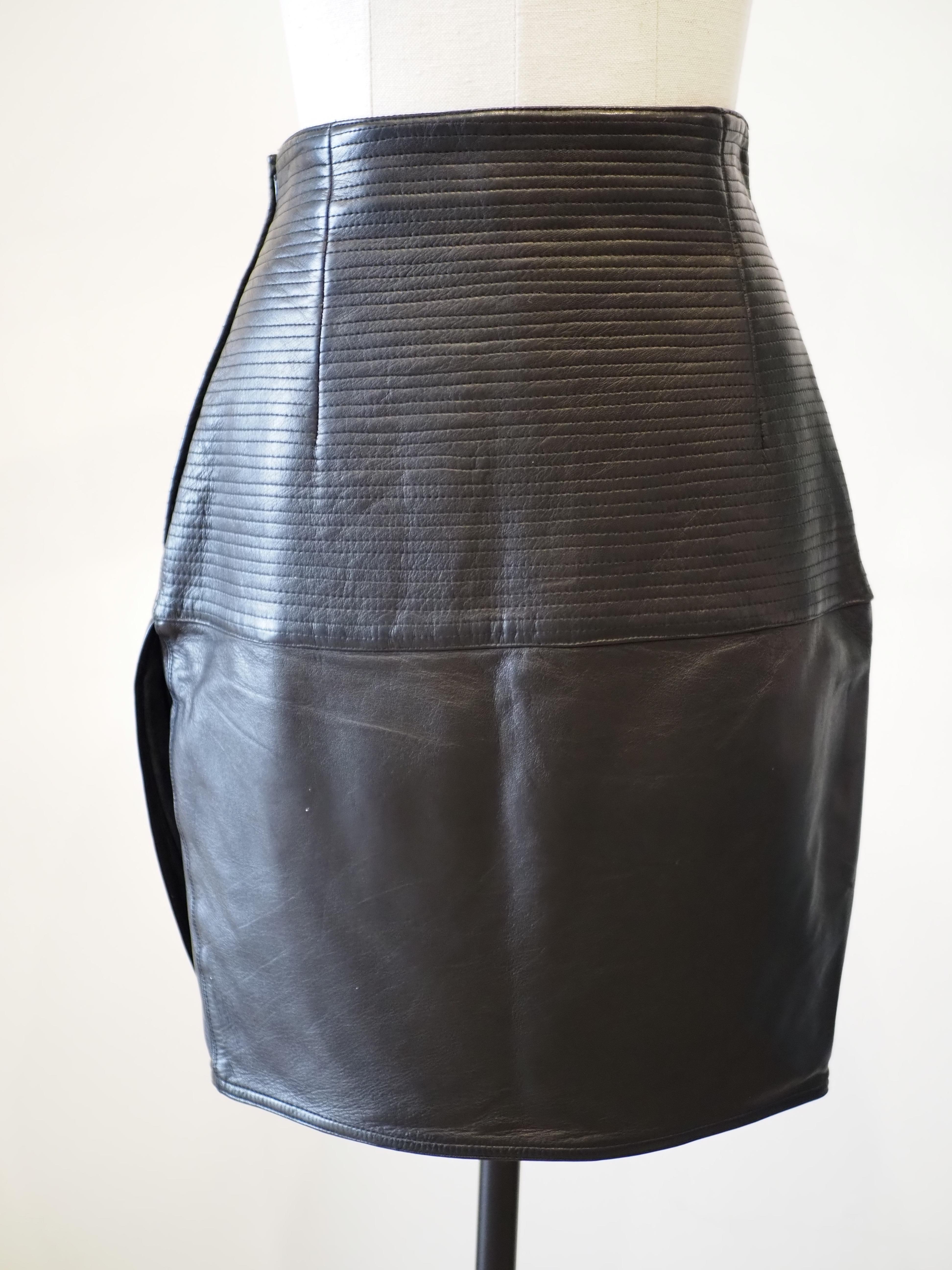 Gianni Versace Schwarzer Lederrock im Angebot 3