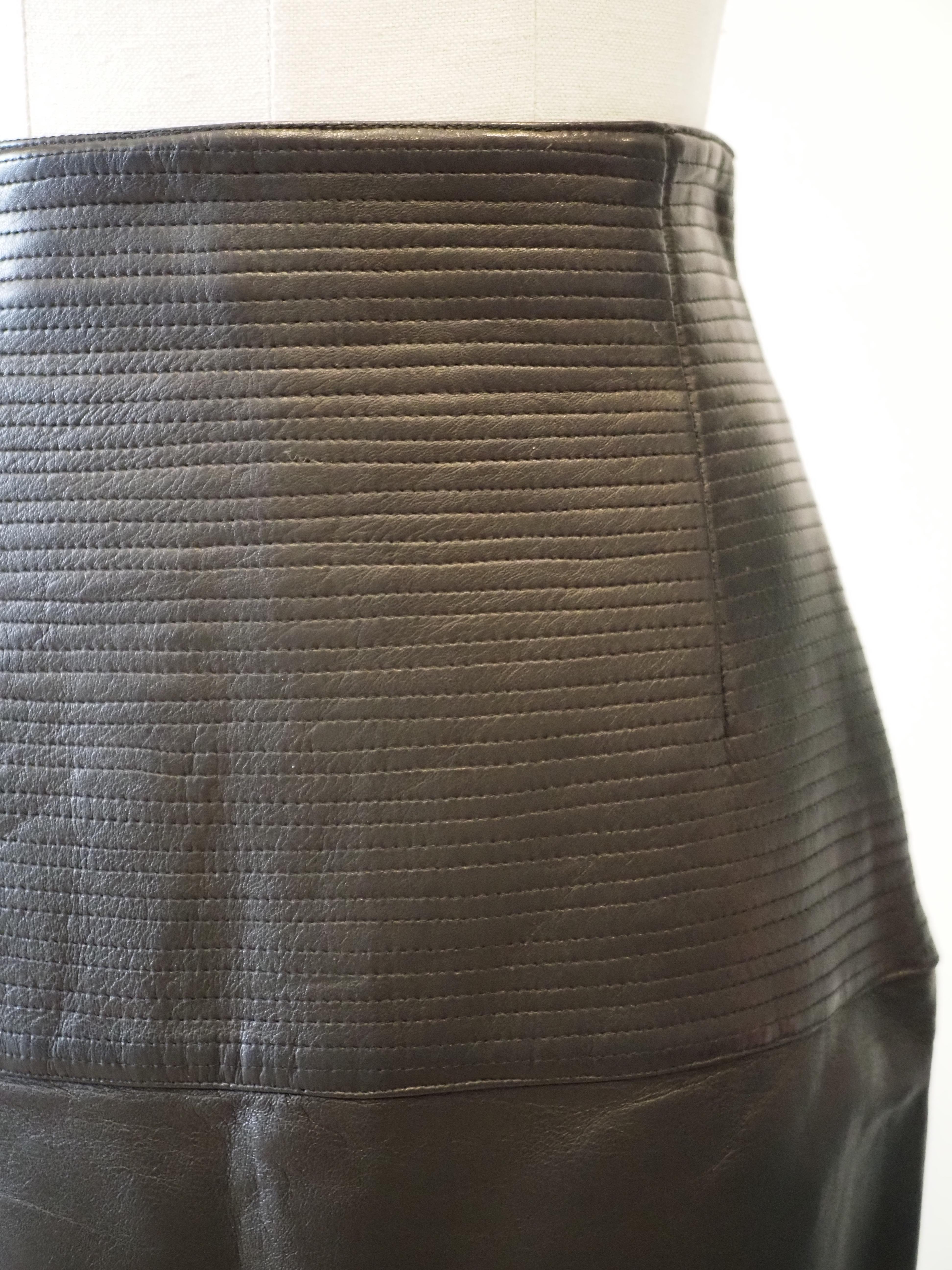 Gianni Versace Schwarzer Lederrock im Angebot 4