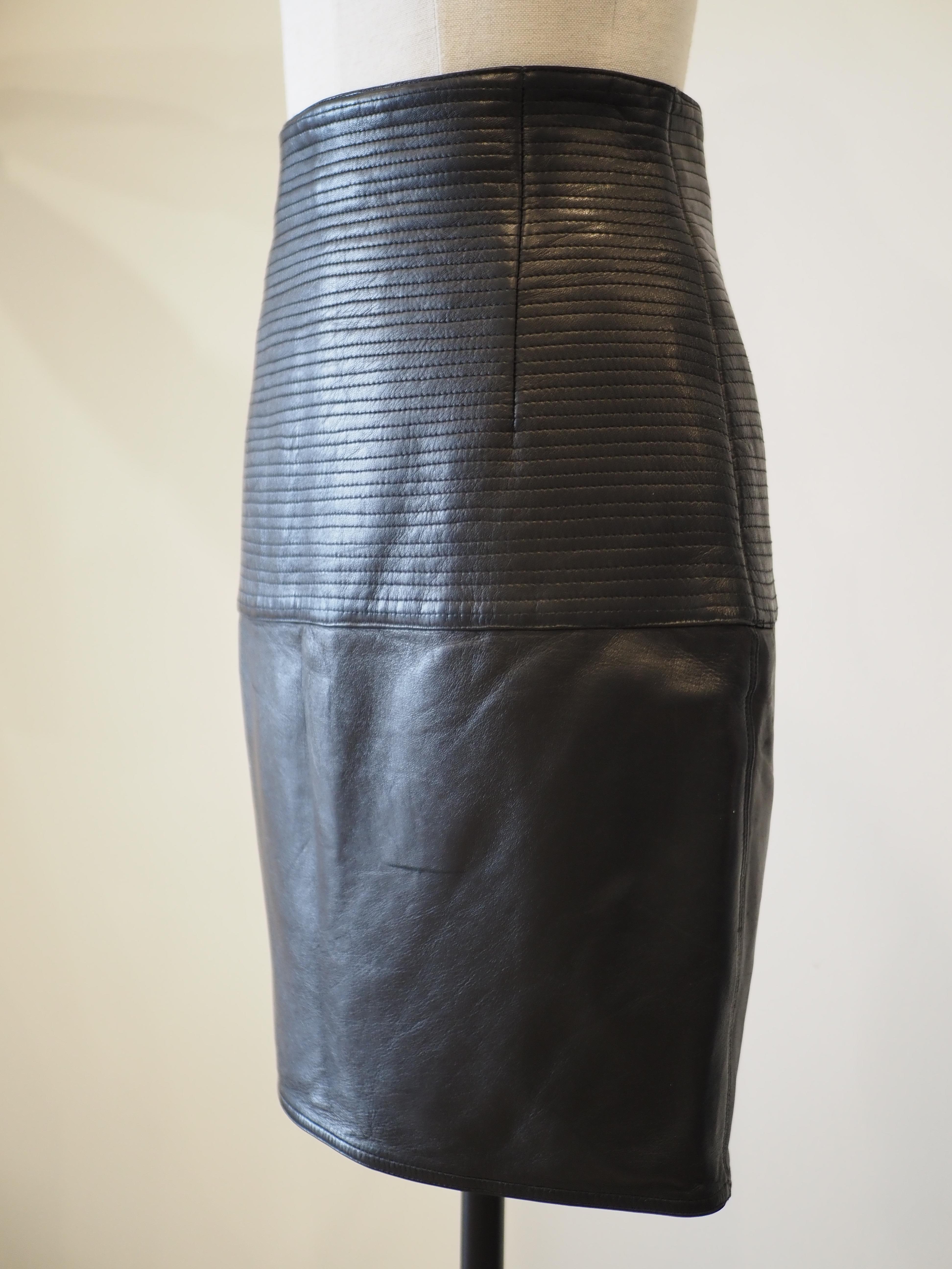 Gianni Versace Schwarzer Lederrock im Angebot 5