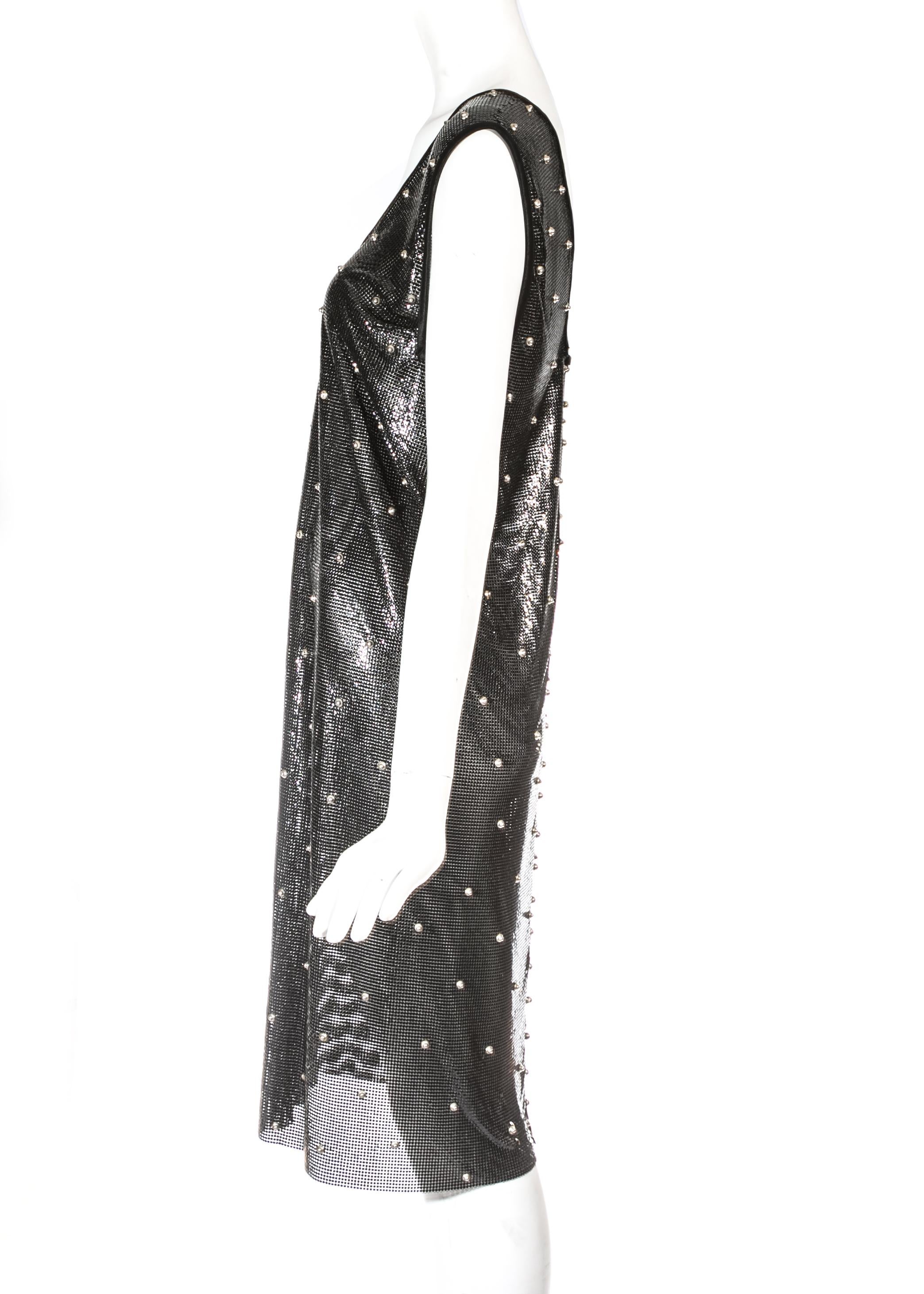 Gianni Versace Robe en maille métallique noire cloutée et maille cotte de mailles, A/H 1983 Pour femmes en vente