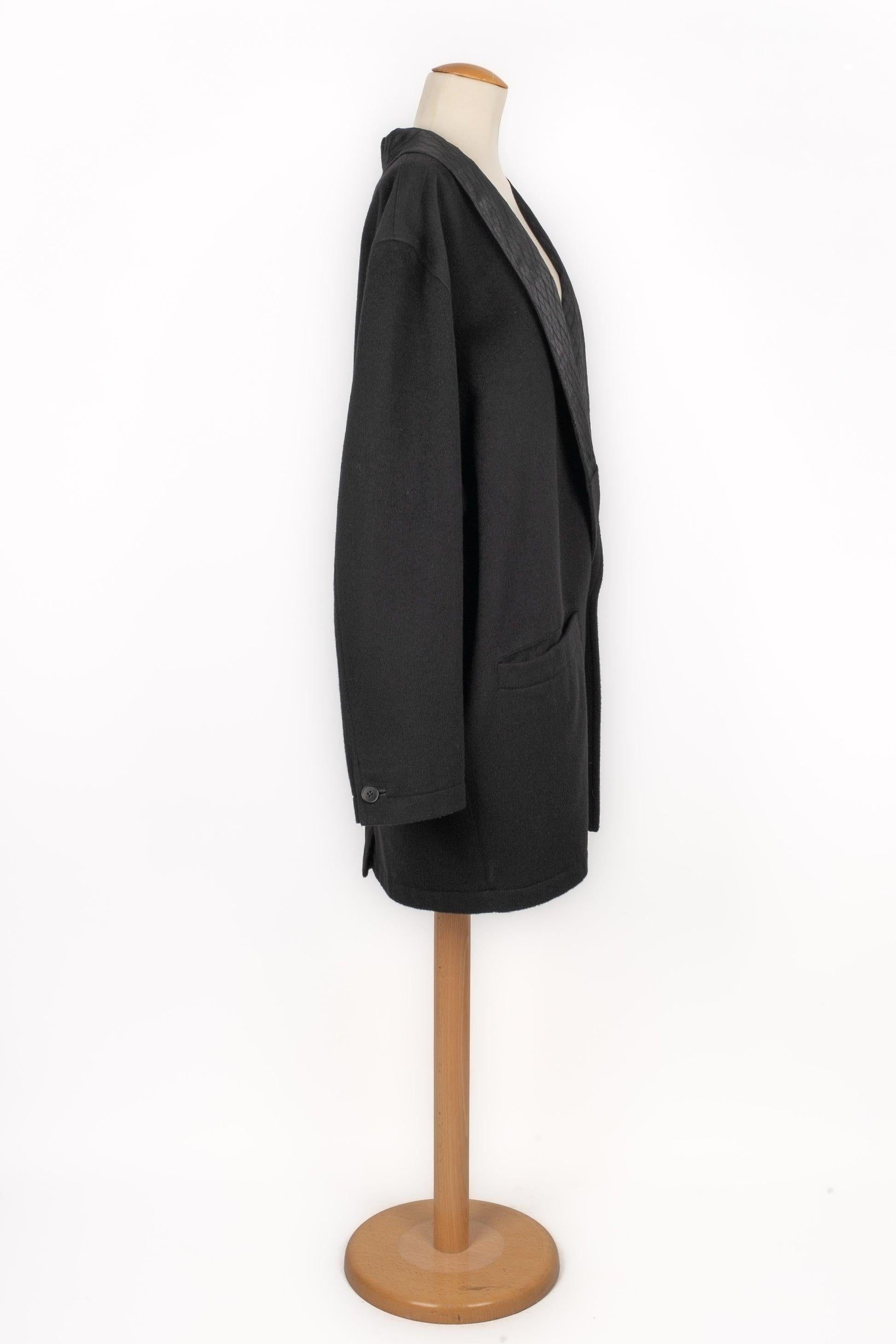 Versace - (Made in Italy) Black mid-length men coat with a quilted collar. No size indicated, it fits about a 60FR.

Additional information:
Condition: Very good condition
Dimensions: Shoulder width: 54 cm - Chest: 65 cm - Sleeve length: 65 cm -