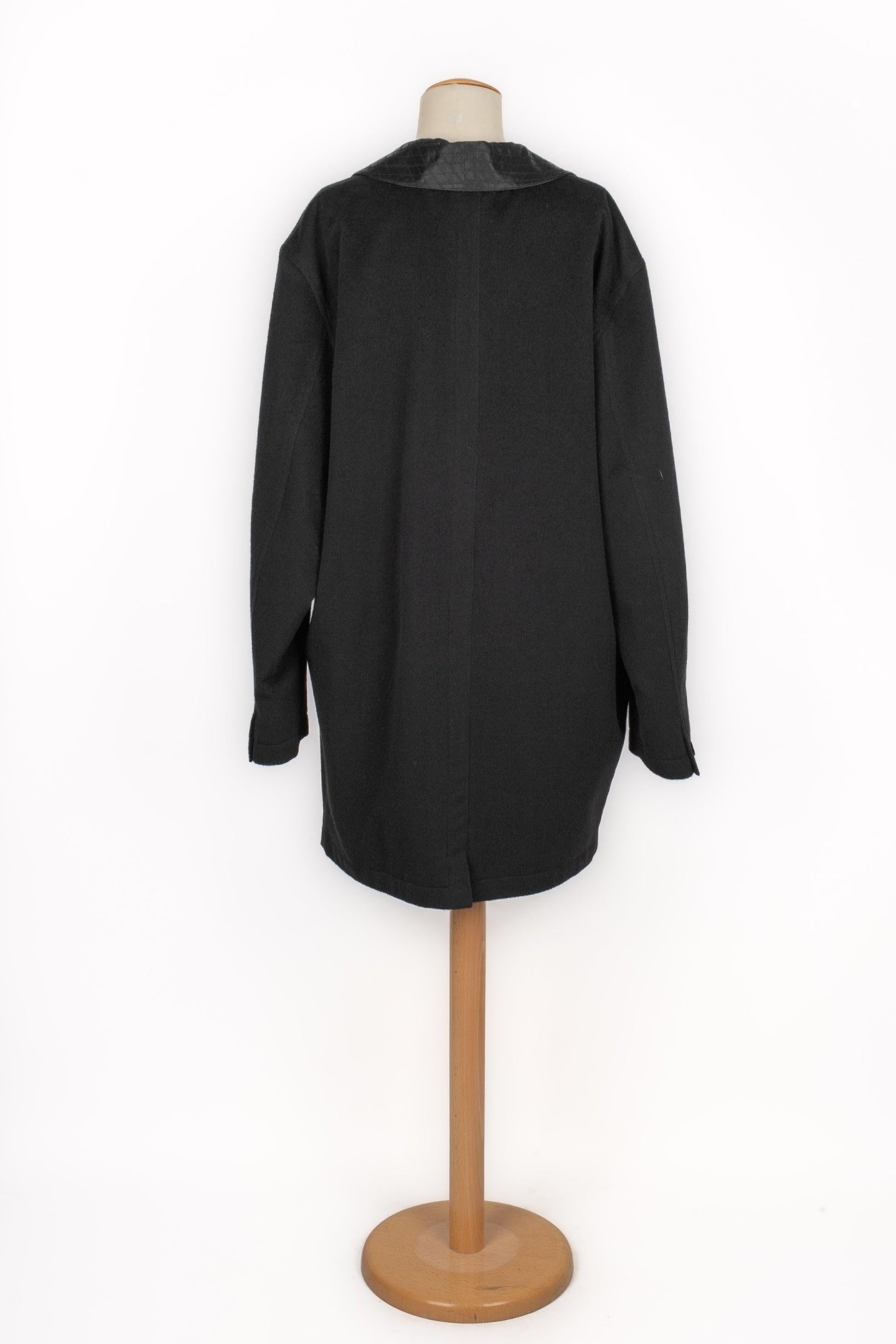 Gianni Versace Black Mid-length Men Coat In Excellent Condition For Sale In SAINT-OUEN-SUR-SEINE, FR