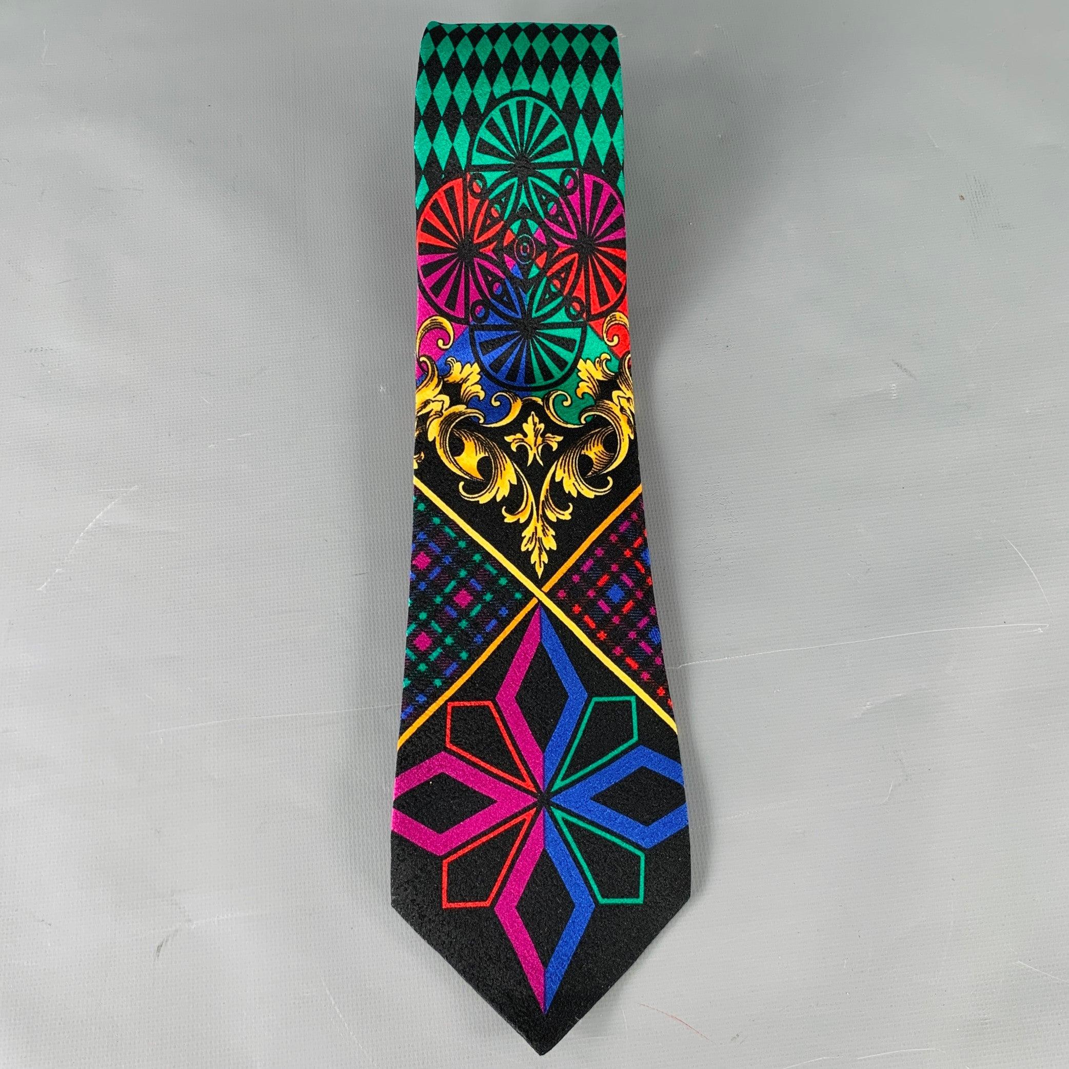 Vintage GIANNI VERSACE
necktie in a black silk fabric featuring a vibrant multi-color diamond pattern.Very Good Pre-Owned Condition. 

Measurements: 
  Width: 3.5 inches Length: 60 inches 
  
  
 
Sui Generis Reference: 130912
Category: Tie
More