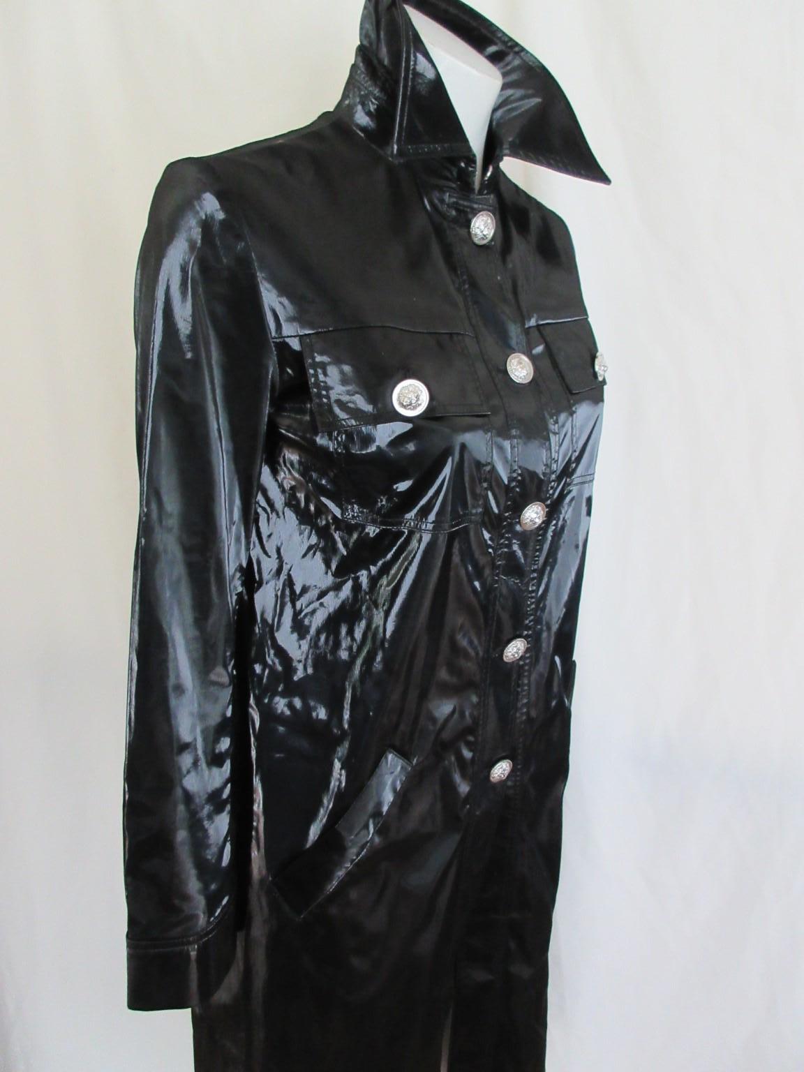 Gianni Versace Cappotto Look Brevetto Nero Medusa Piccolo in vendita 6