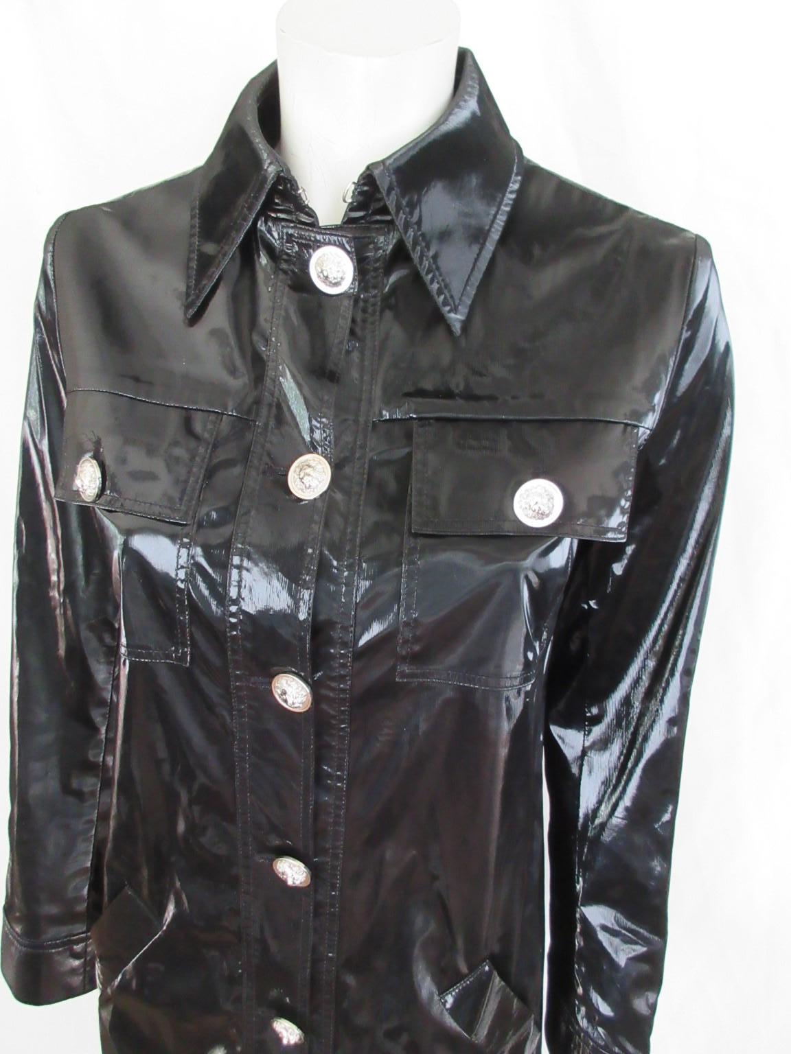 Gianni Versace Cappotto Look Brevetto Nero Medusa Piccolo in vendita 7