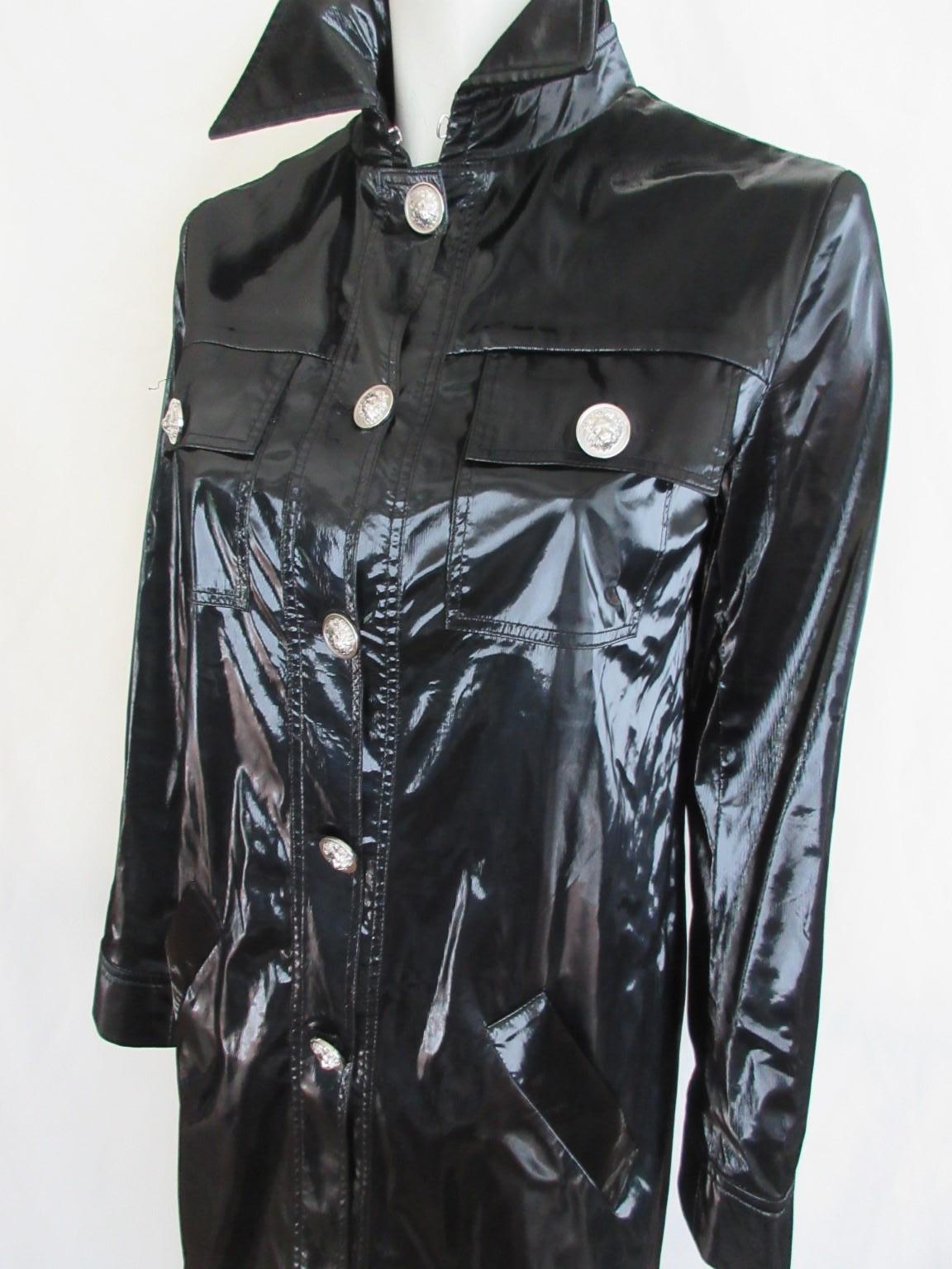 Questo cappotto di Gianni Versace è realizzato in vernice vinilica nera ed è molto facile da indossare.

Offriamo altri articoli vintage esclusivi, guarda il nostro frontespizio 

Dettagli:
Dalla collezione: Versace Versace
Ha 2 tasche e 5 bottoni a