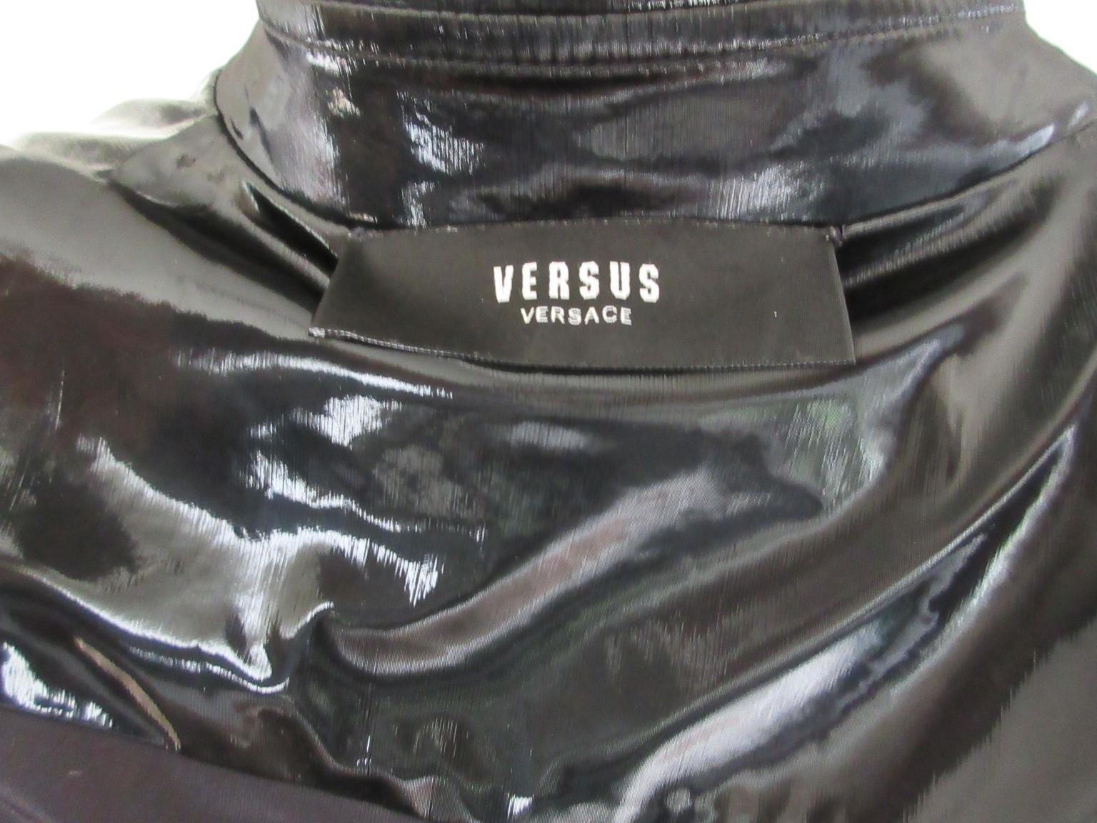 Gianni Versace Cappotto Look Brevetto Nero Medusa Piccolo in vendita 1