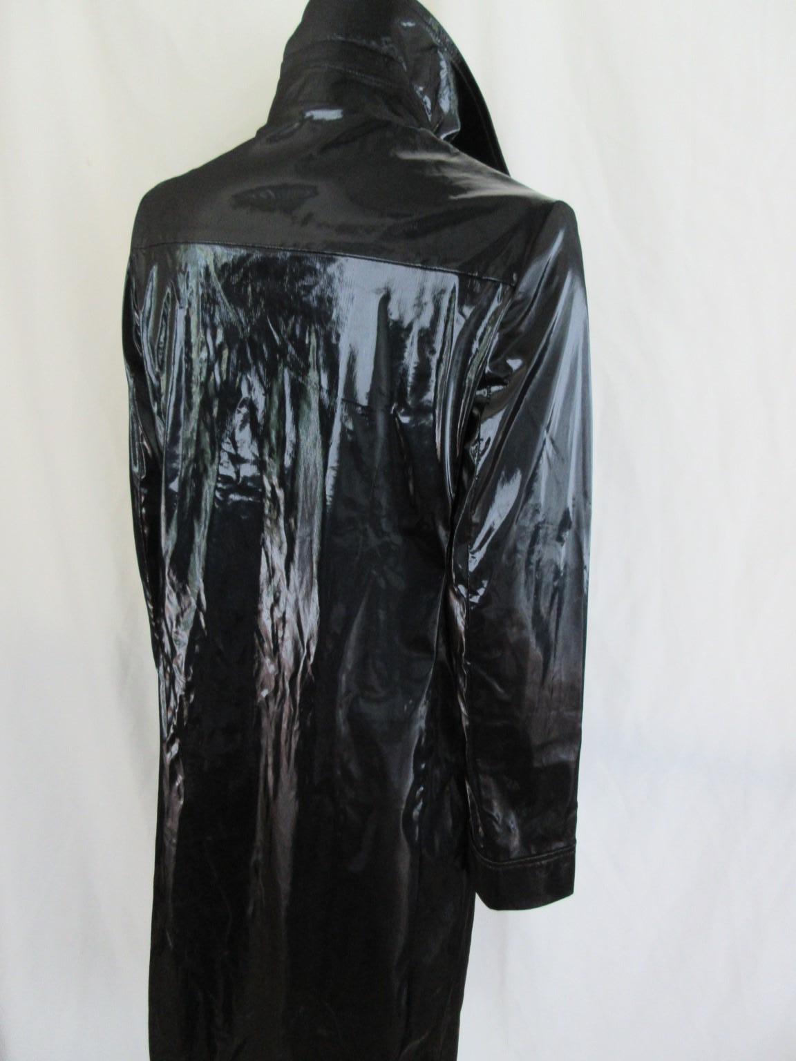 Gianni Versace Cappotto Look Brevetto Nero Medusa Piccolo in vendita 2
