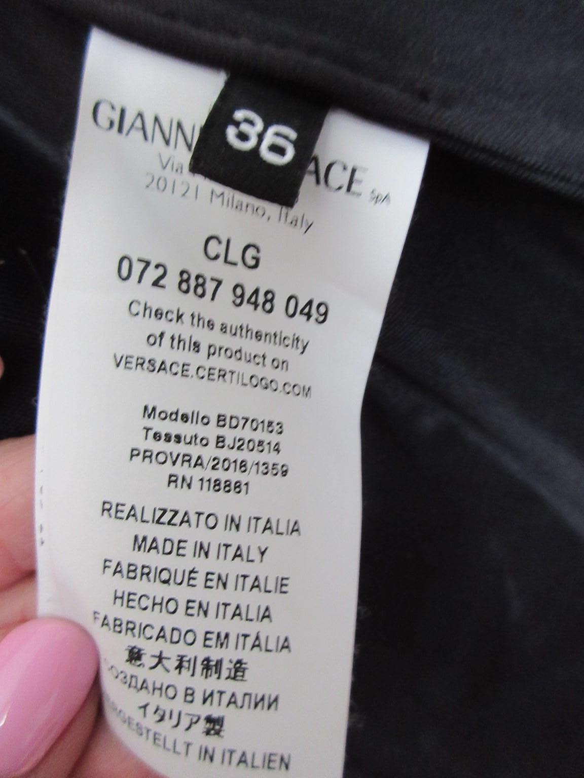 Gianni Versace Cappotto Look Brevetto Nero Medusa Piccolo in vendita 3
