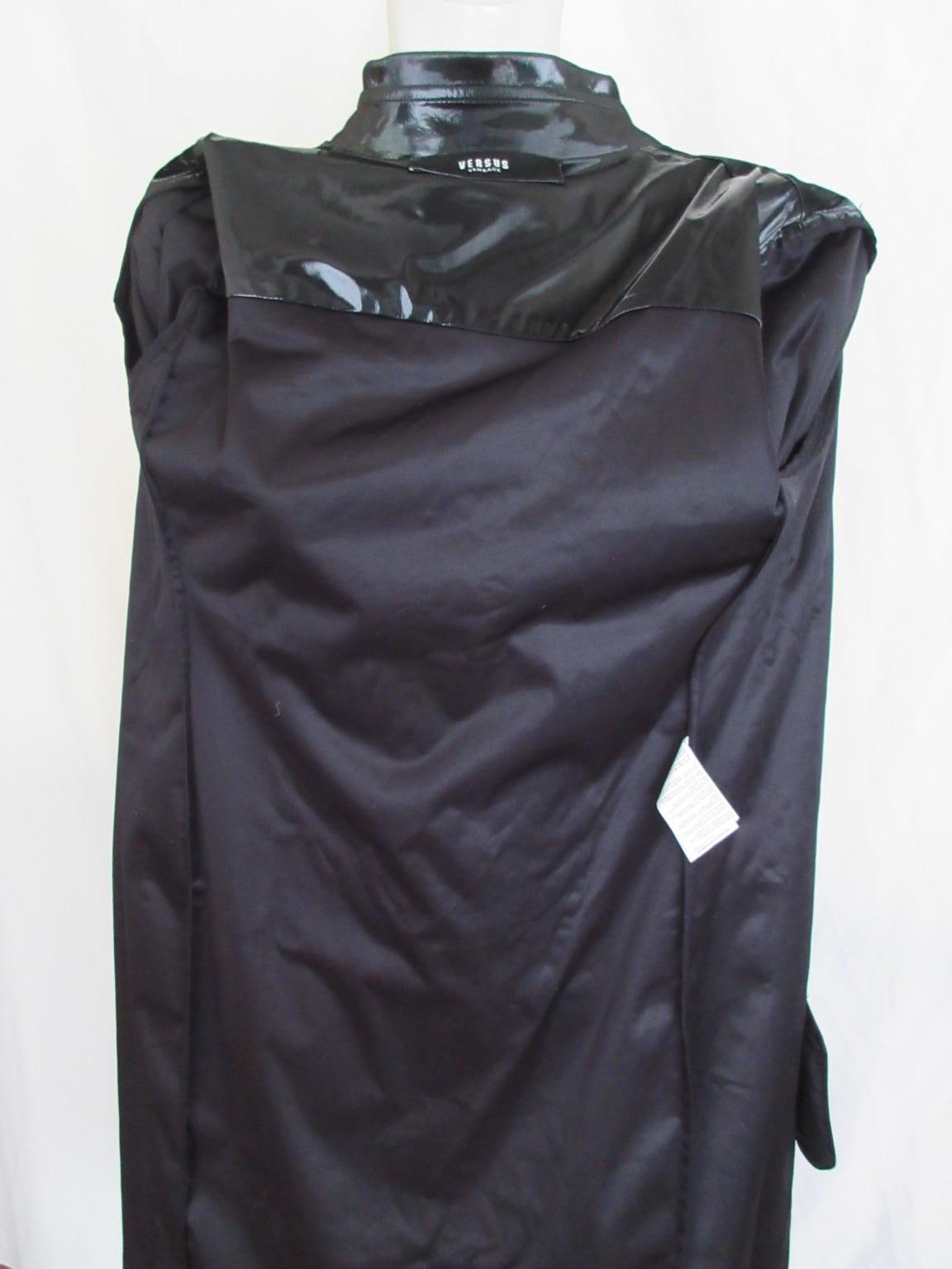Gianni Versace Cappotto Look Brevetto Nero Medusa Piccolo in vendita 4