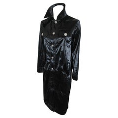 Gianni Versace Schwarzer Lack-Look Mantel Medusa Klein