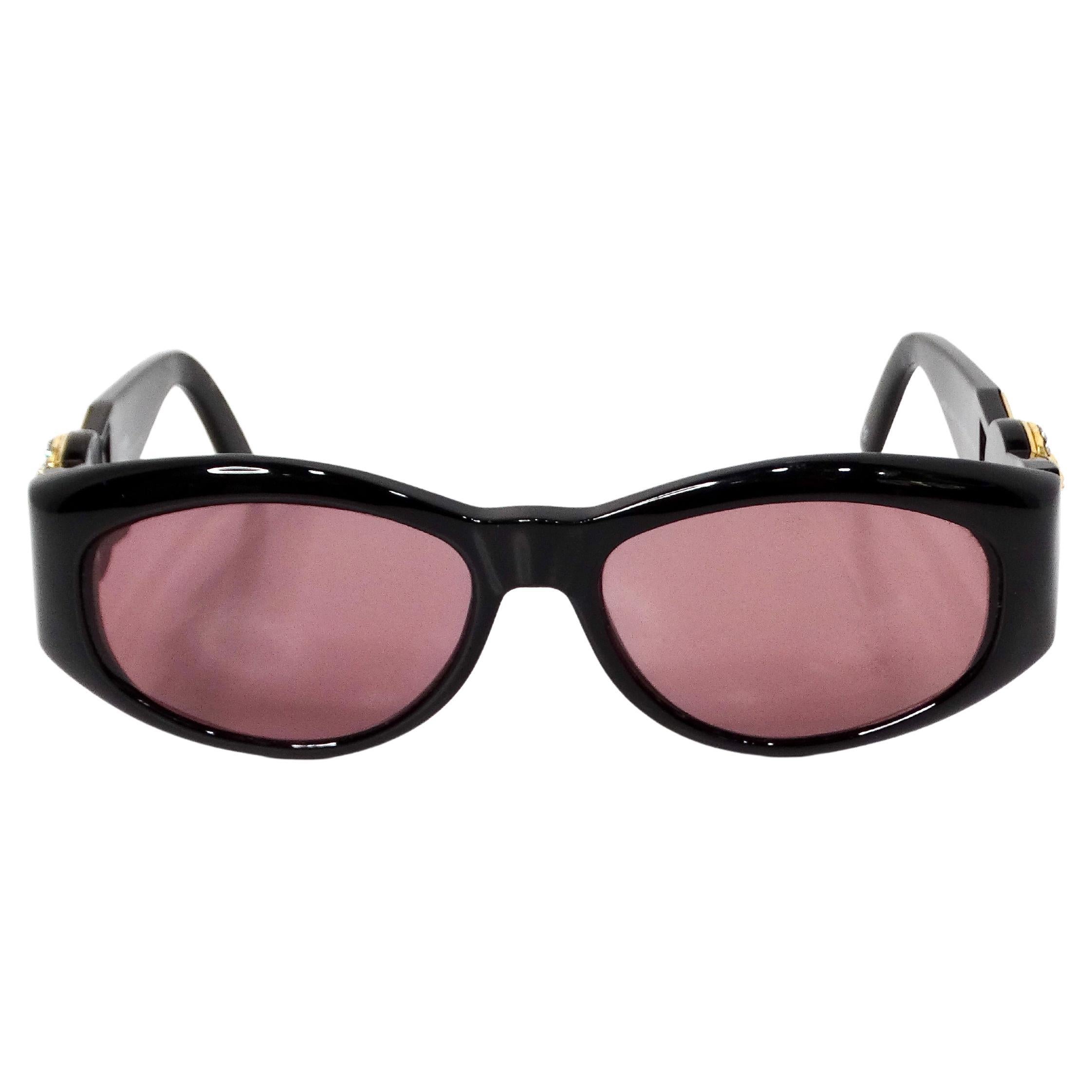 Gli occhiali da sole Gianni Versace Black & Pink Tinted Medusa Medallion degli anni '90 incarnano il lusso audace e l'artigianato italiano distintivo. Queste montature ovali in stile occhialino presentano una base nera di grande effetto e lenti