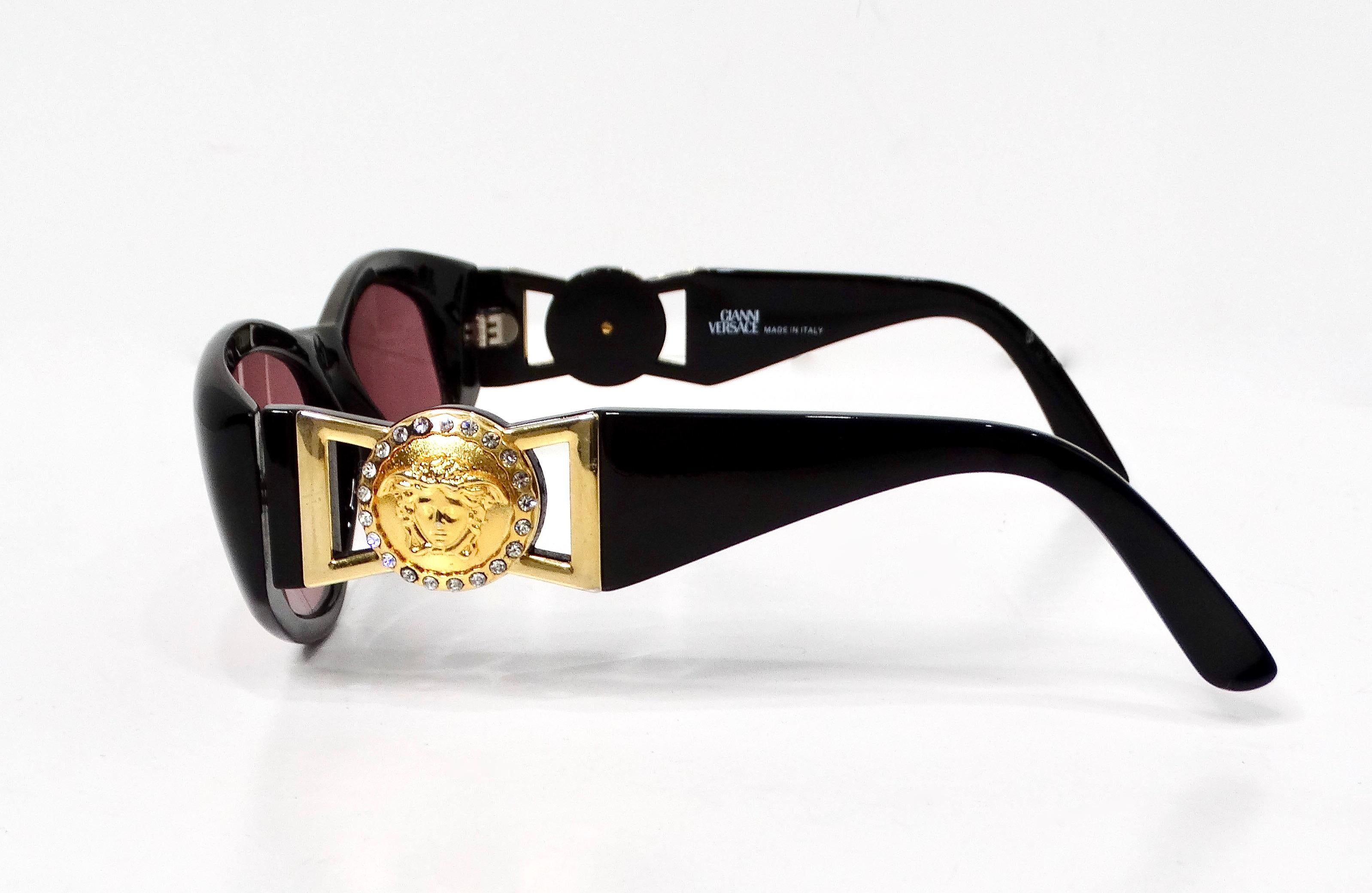 Nero Occhiali da sole Gianni Versace con medaglione Medusa colorato nero e rosa circa anni '90 in vendita