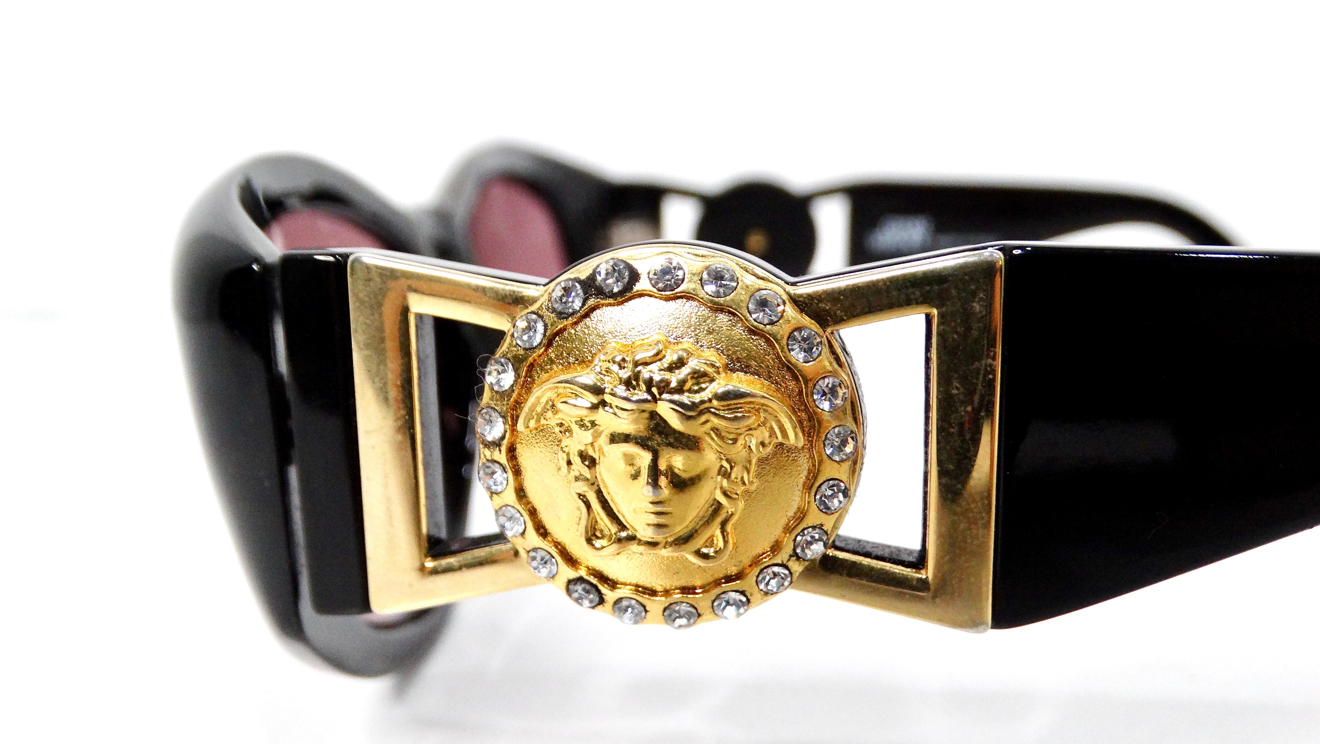 Occhiali da sole Gianni Versace con medaglione Medusa colorato nero e rosa circa anni '90 In condizioni buone in vendita a Scottsdale, AZ