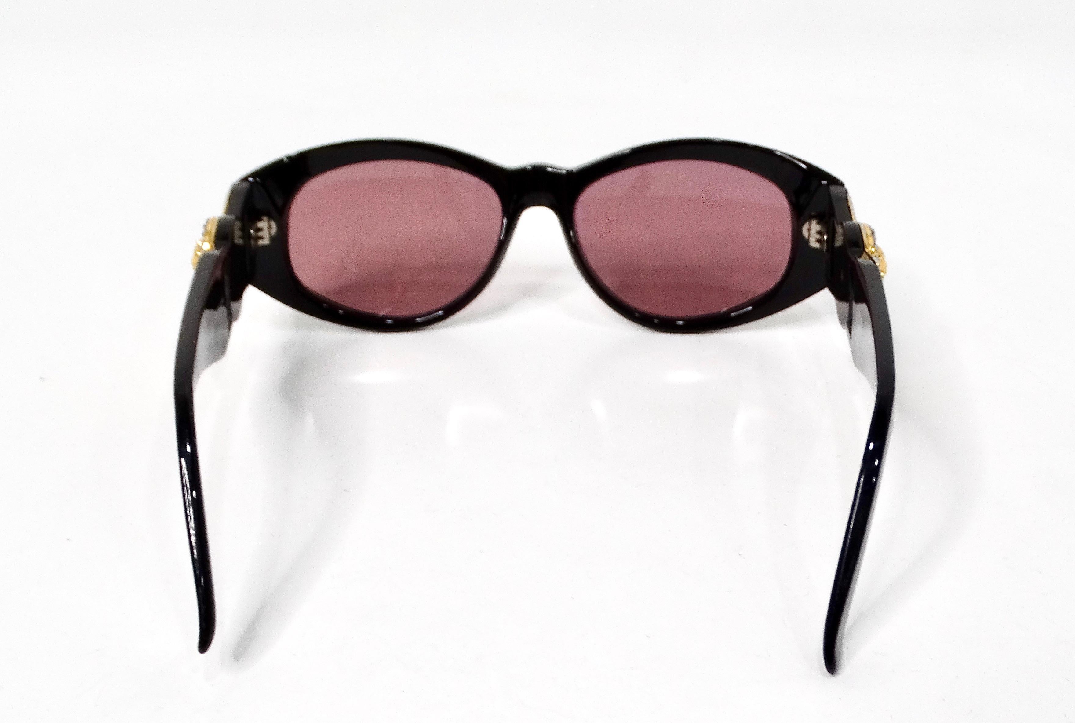 Donna Occhiali da sole Gianni Versace con medaglione Medusa colorato nero e rosa circa anni '90 in vendita