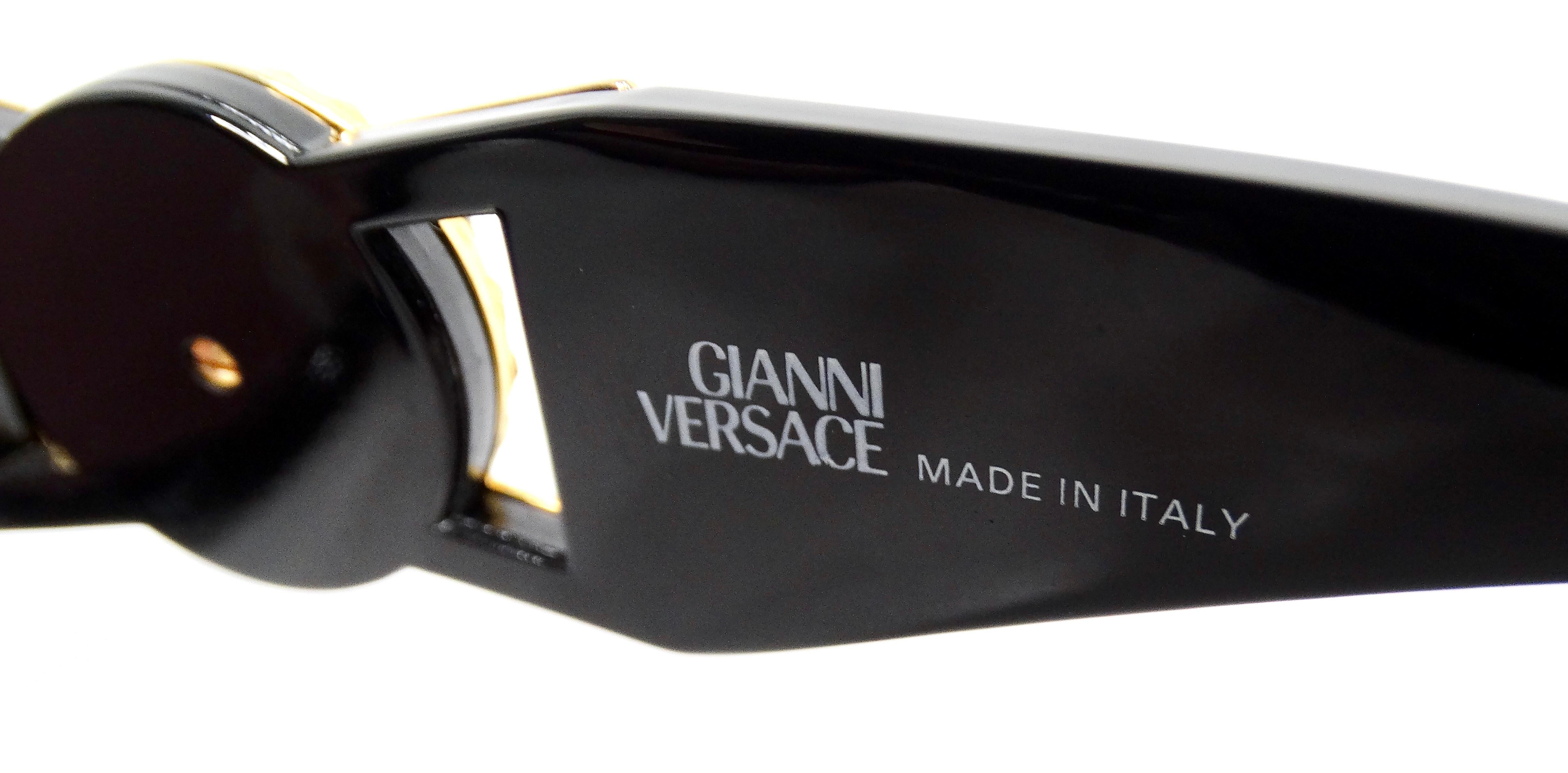 Occhiali da sole Gianni Versace con medaglione Medusa colorato nero e rosa circa anni '90 in vendita 2