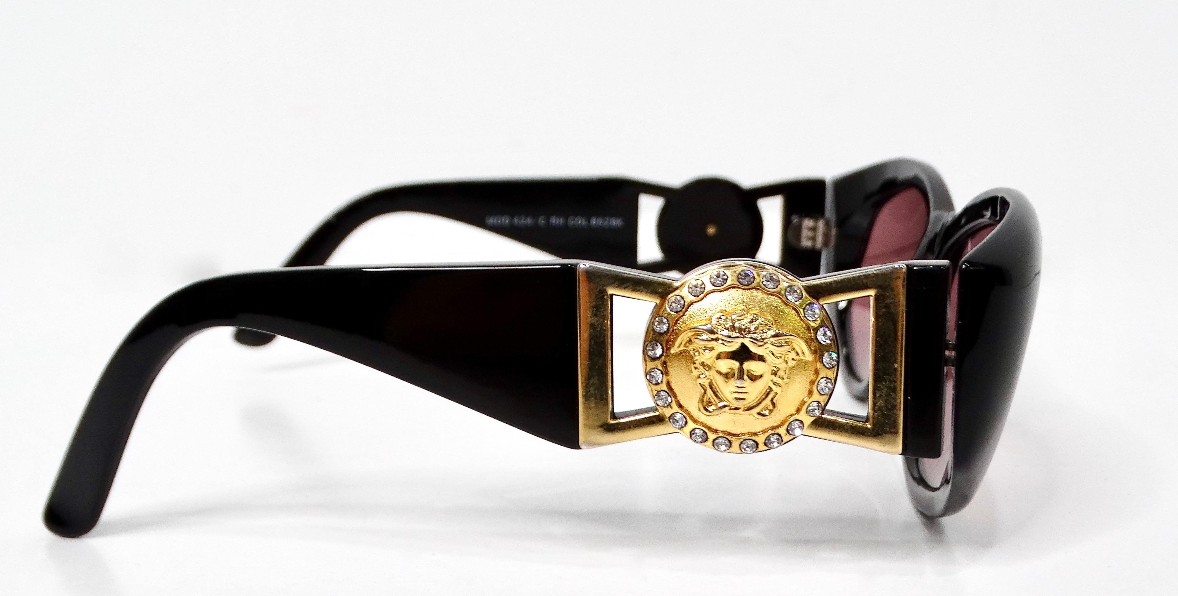 Occhiali da sole Gianni Versace con medaglione Medusa colorato nero e rosa circa anni '90 in vendita 3